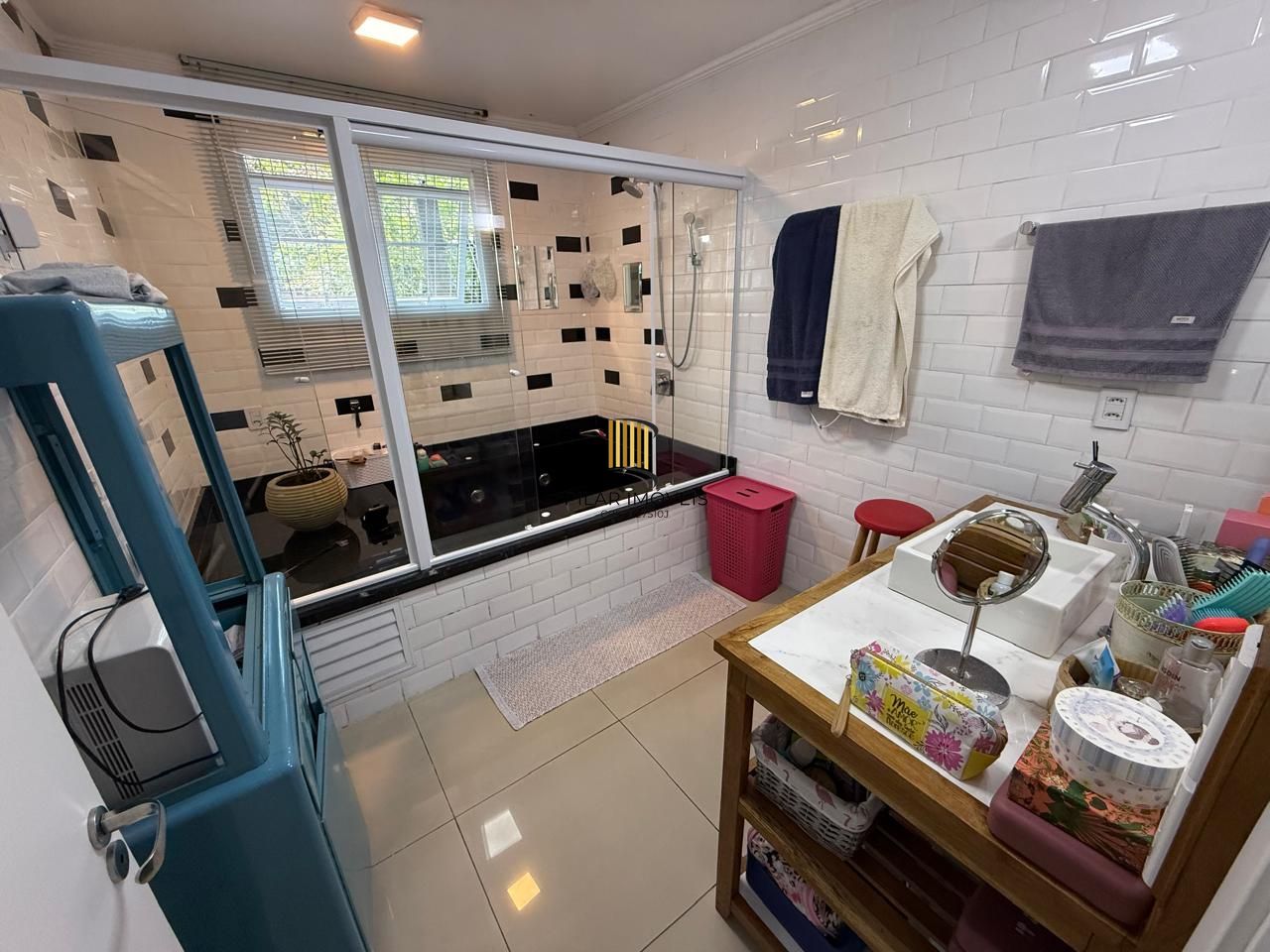 Casa com 03 dormitórios, sendo 02 suítes e garagem