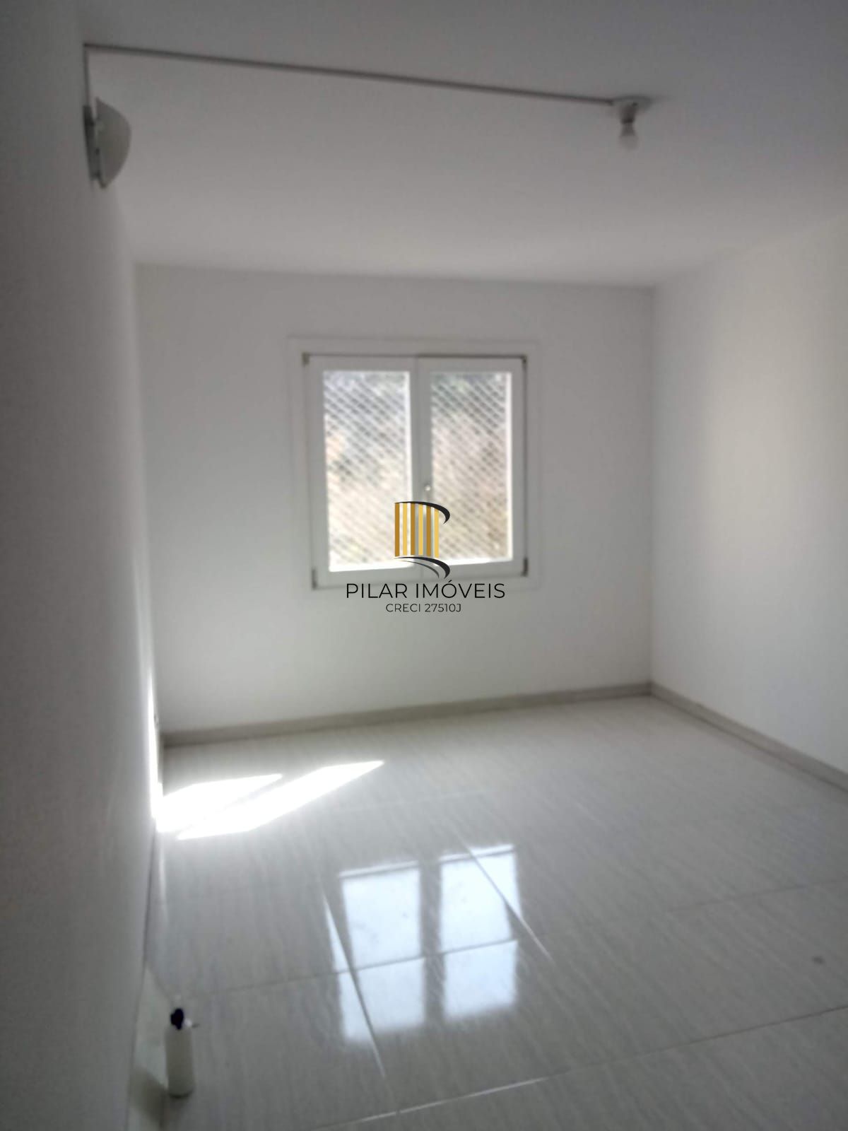 Apartamento com 02 dormitórios com vaga de garagem por convenção