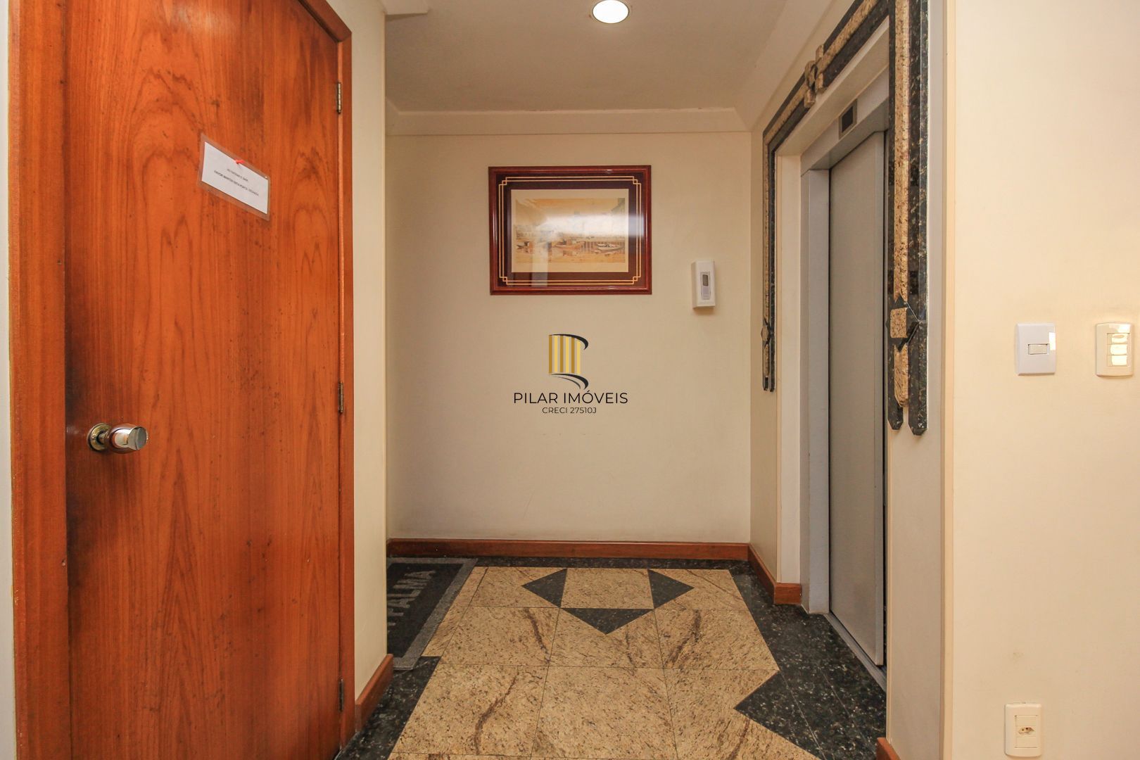 Cobertura à venda com sol nascente, elevador e vaga escriturada