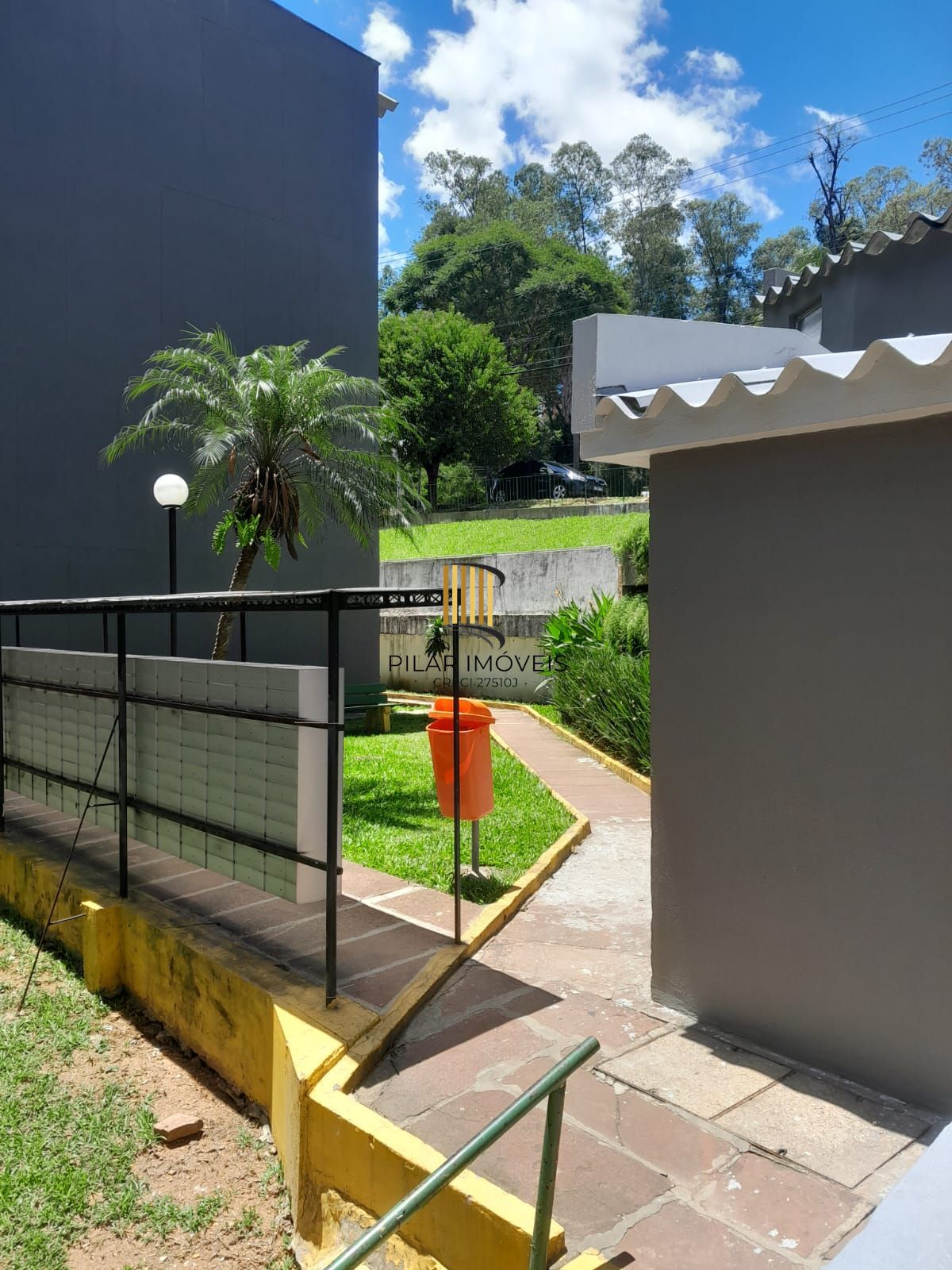Apartamento com 02 dormitórios com vaga de garagem por convenção