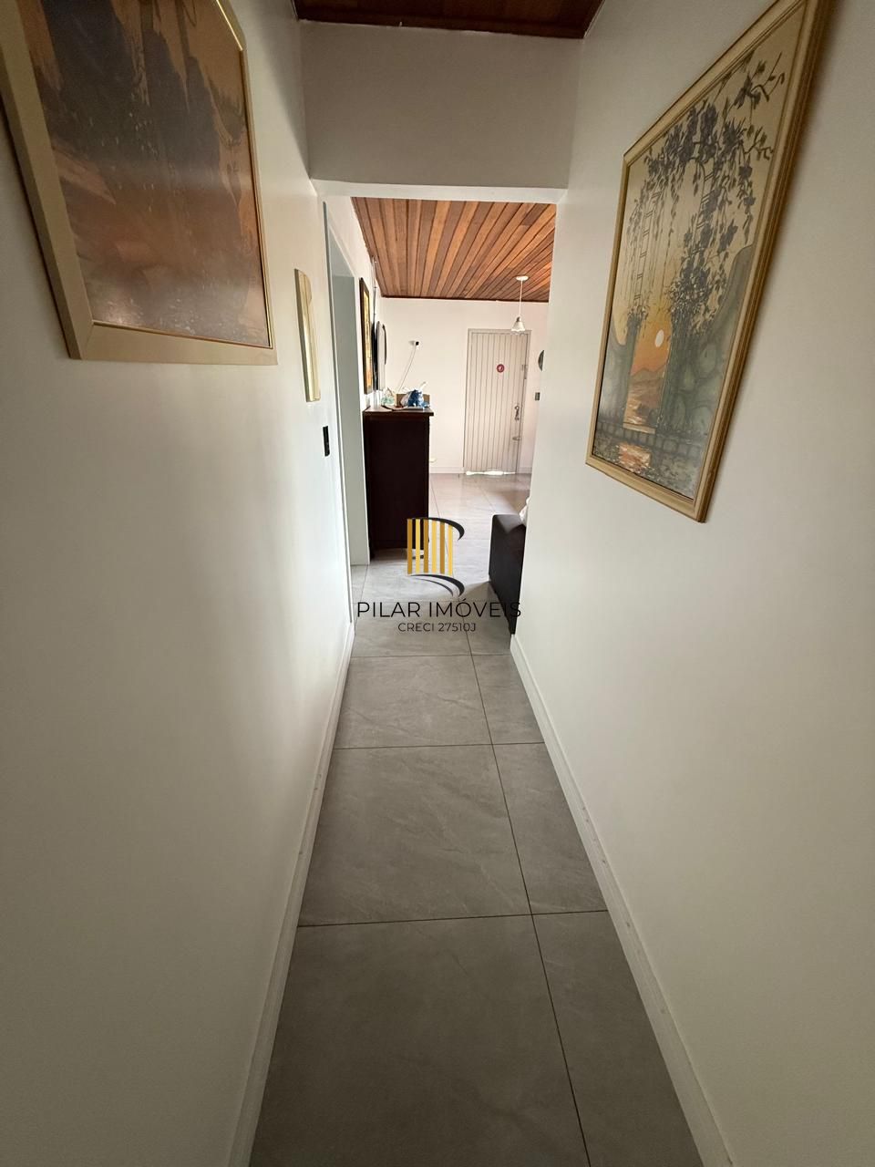 Casa com 03 dormitórios, sendo 02 suítes e garagem
