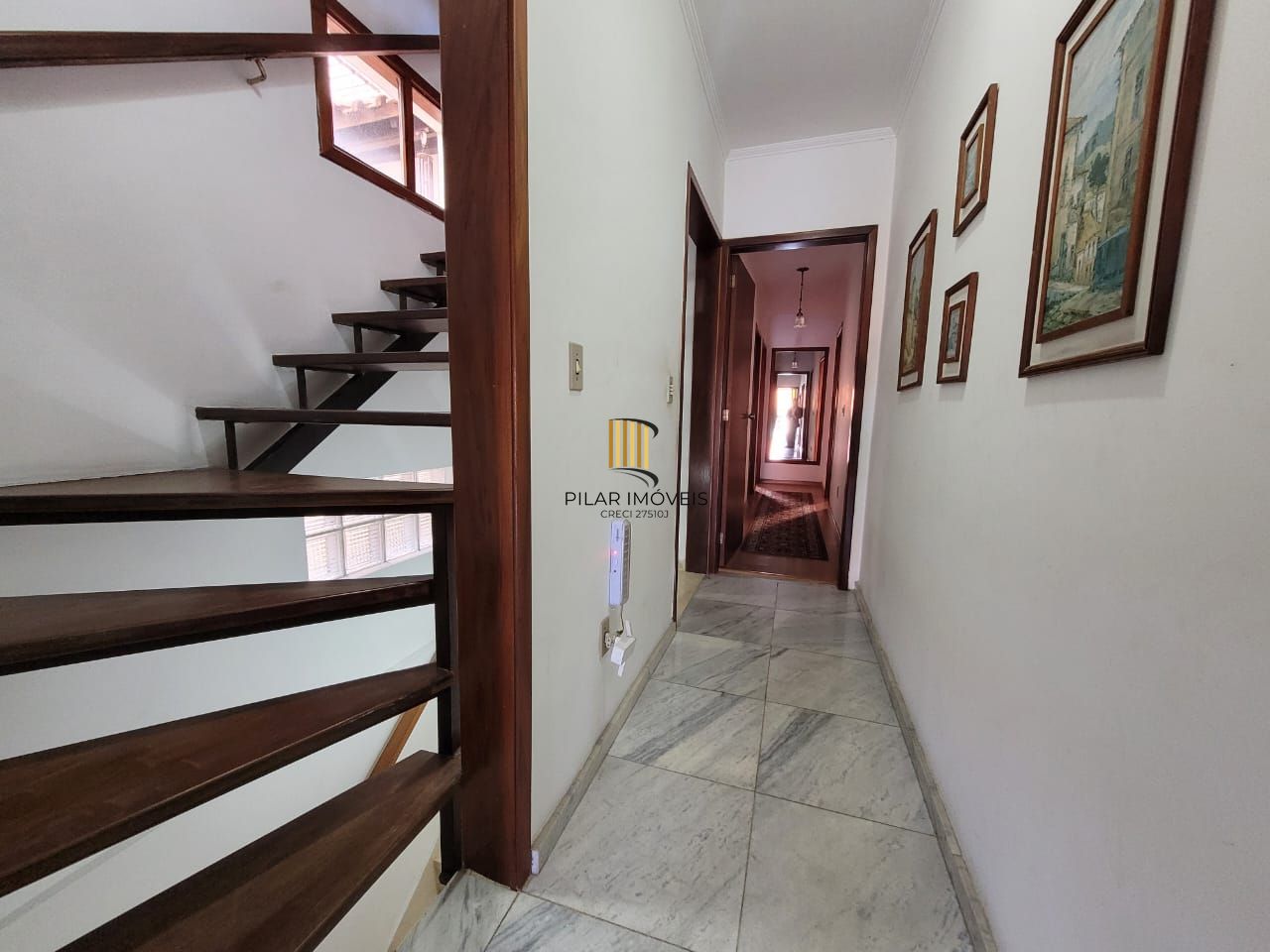 Casa térrea com 04 quartos e com 04 vagas de garagem