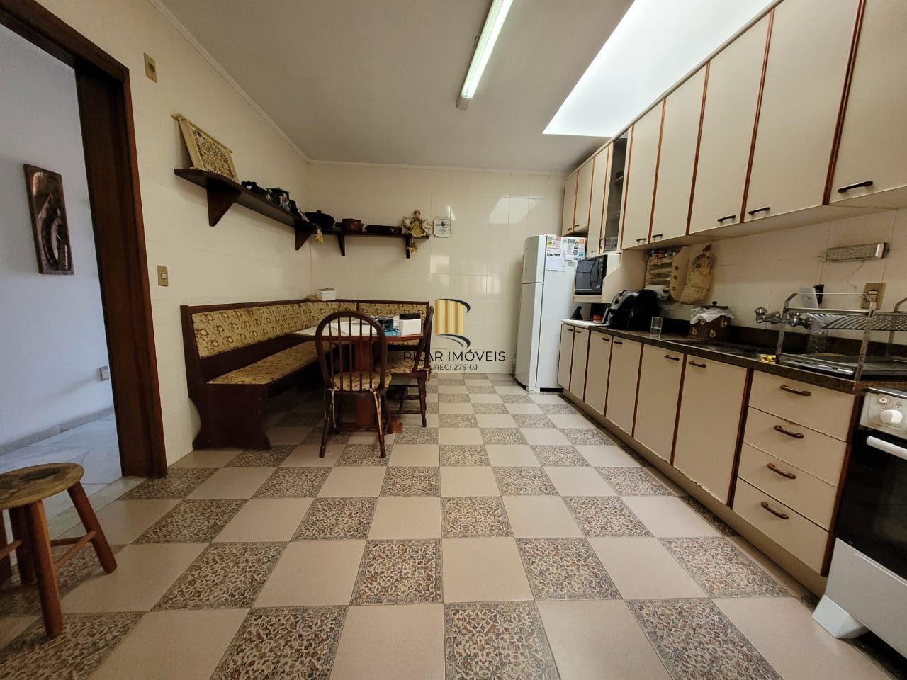 Casa térrea com 04 quartos e com 04 vagas de garagem