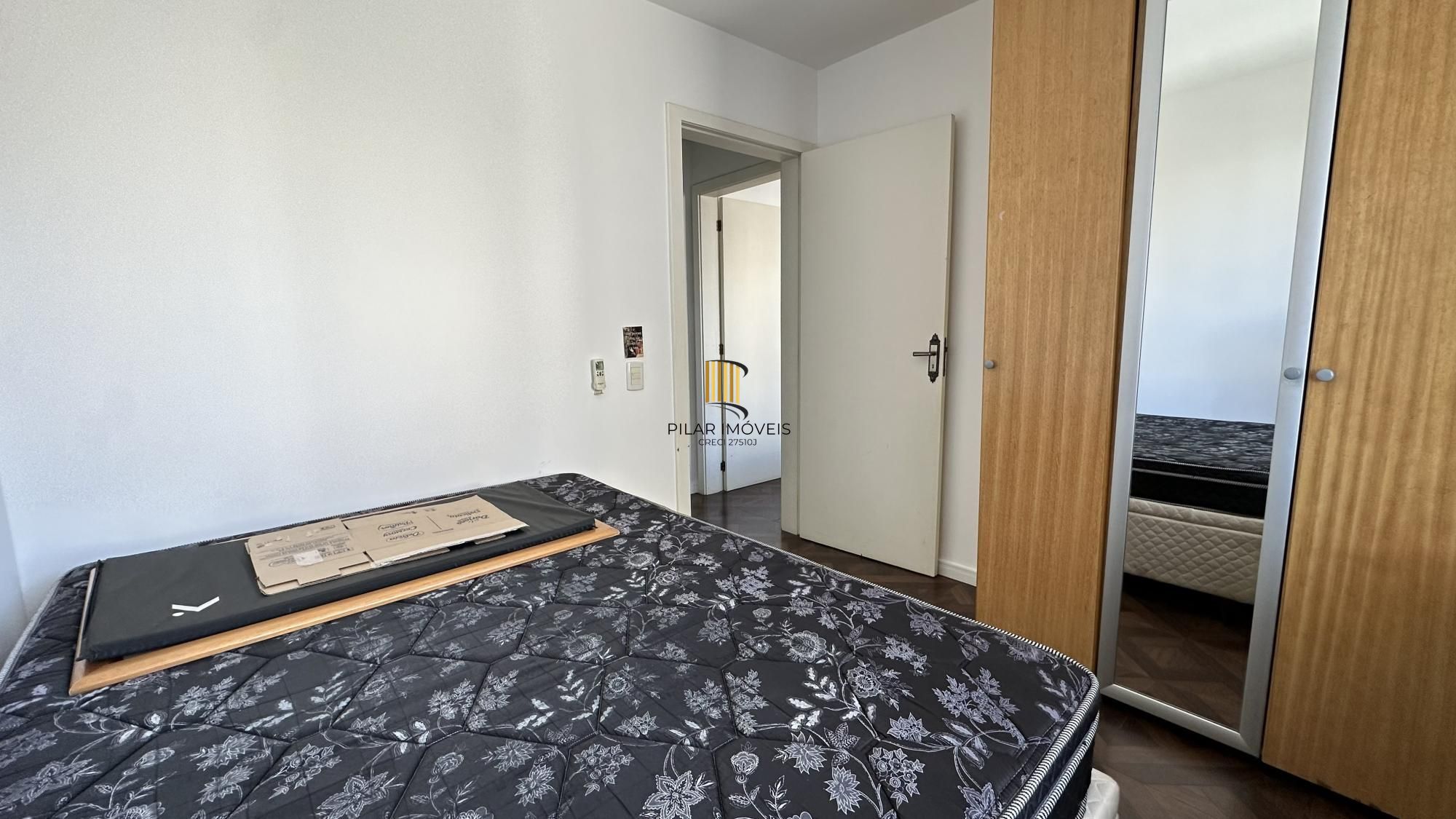 Apartamento com 02 dormitórios e vaga de garagem escriturada