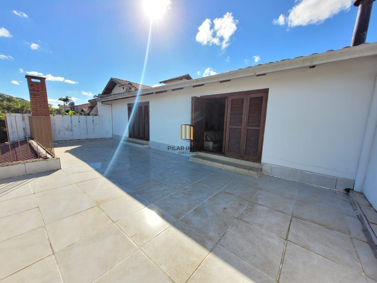 Casa térrea com 04 quartos e com 04 vagas de garagem