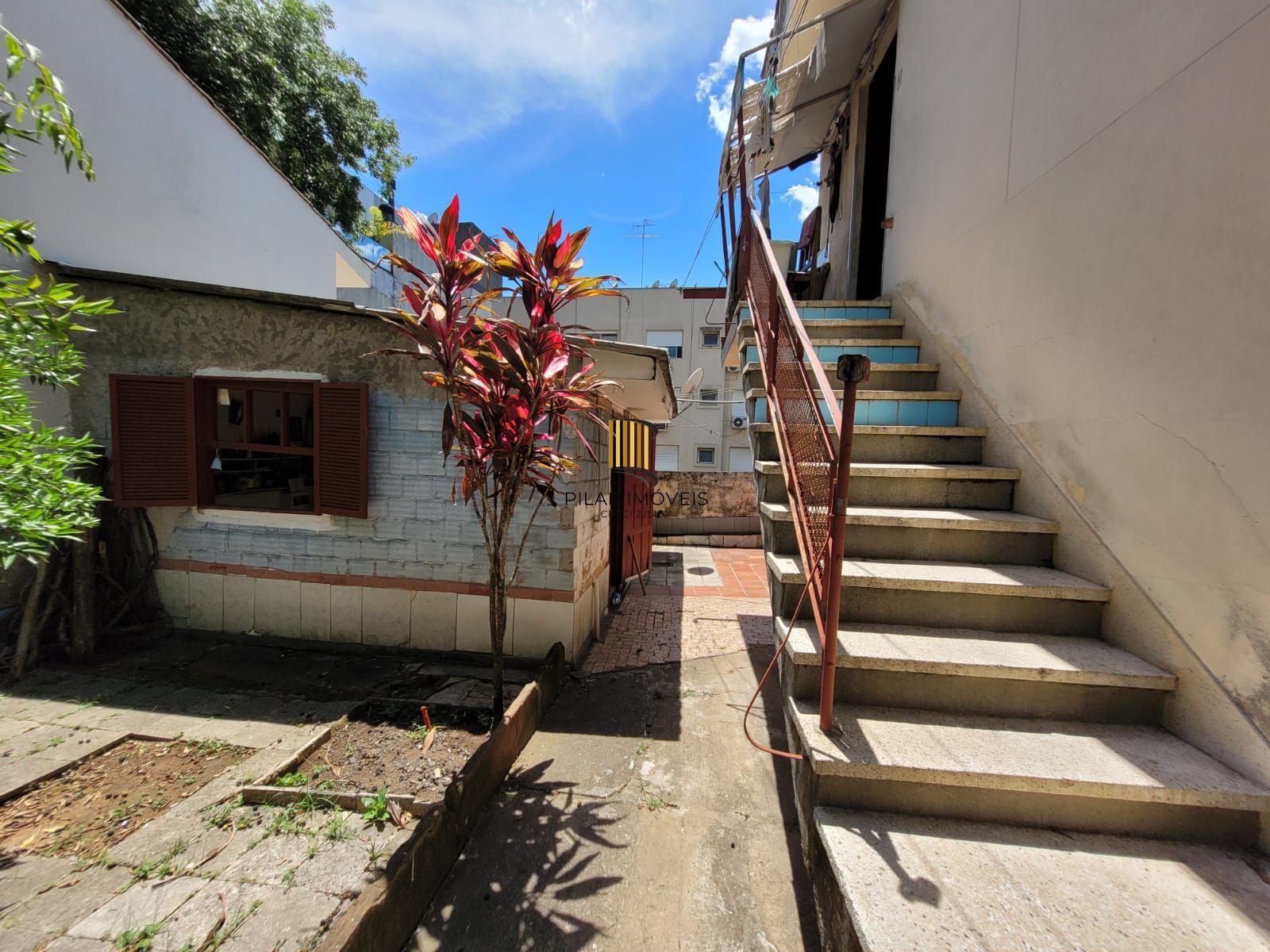 Casa térrea com garagem no subsolo e anexo