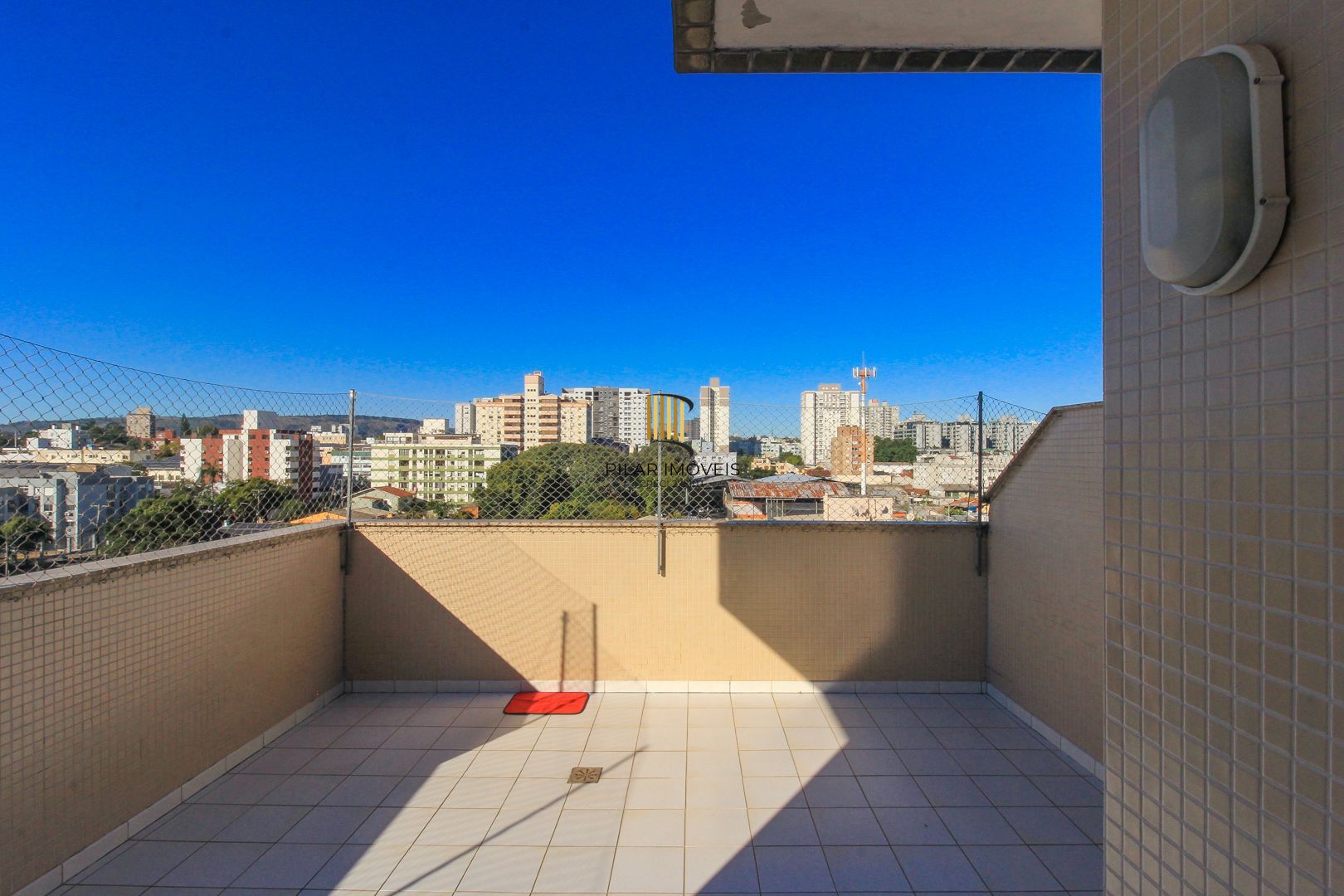 Cobertura à venda com sol nascente, elevador e vaga escriturada