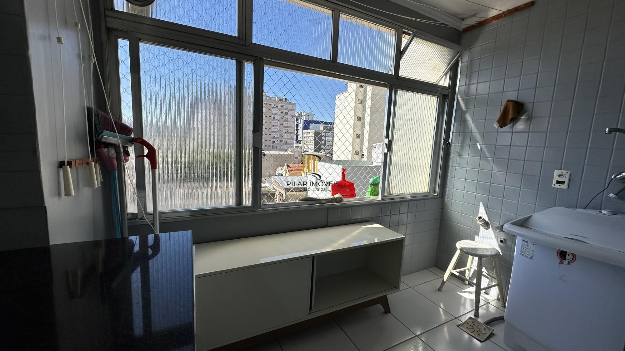 Apartamento com 02 dormitórios e vaga de garagem escriturada