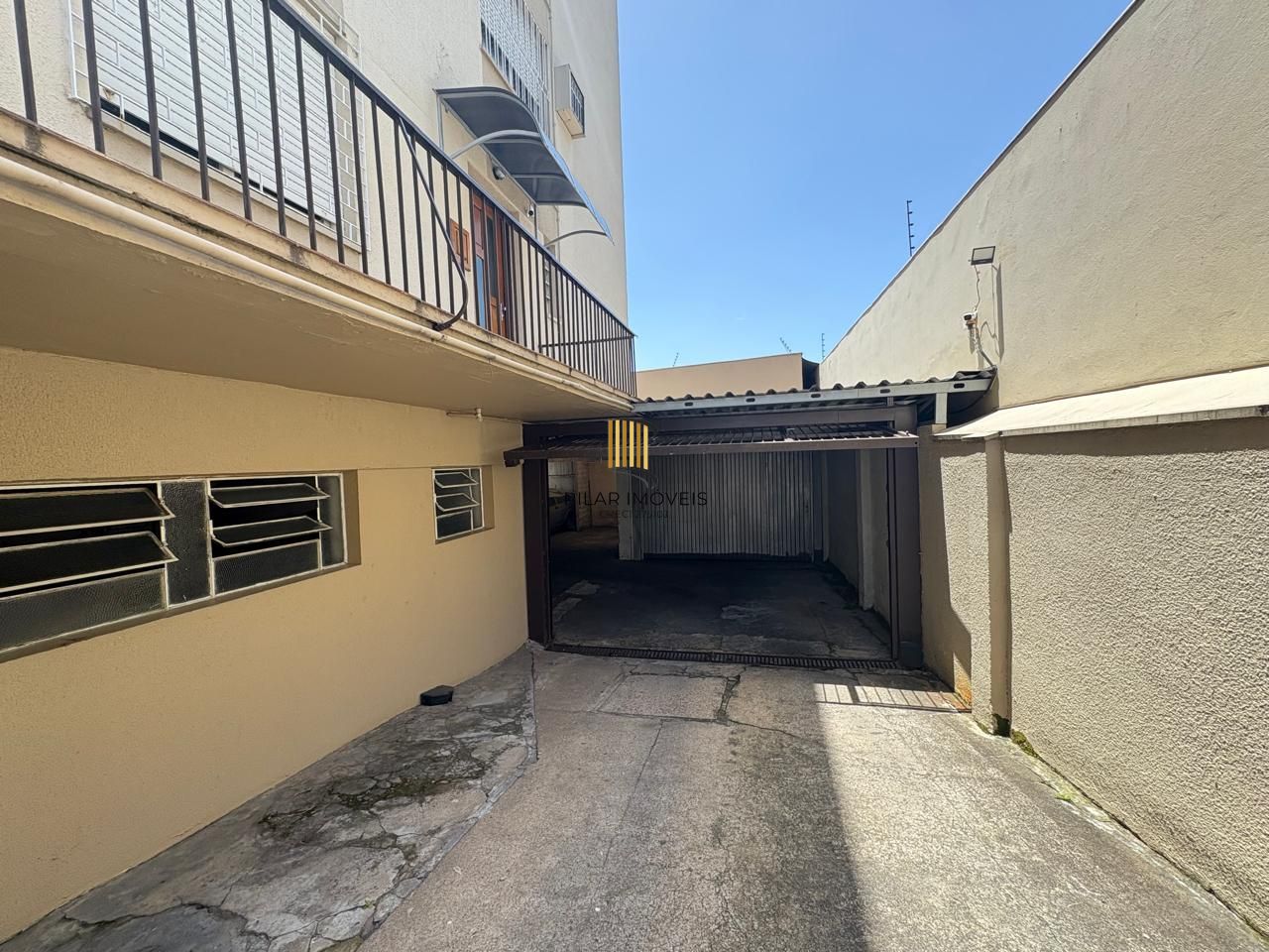 Apartamento com 03 dormitórios com 01 vaga de garagem escriturada