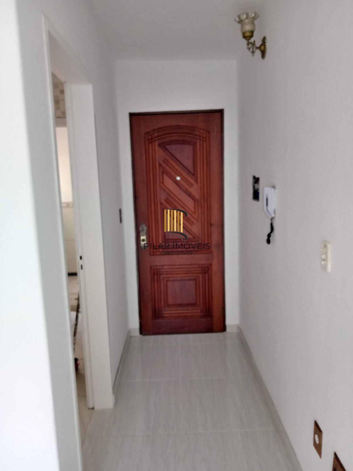 Apartamento com 02 dormitórios com vaga de garagem por convenção