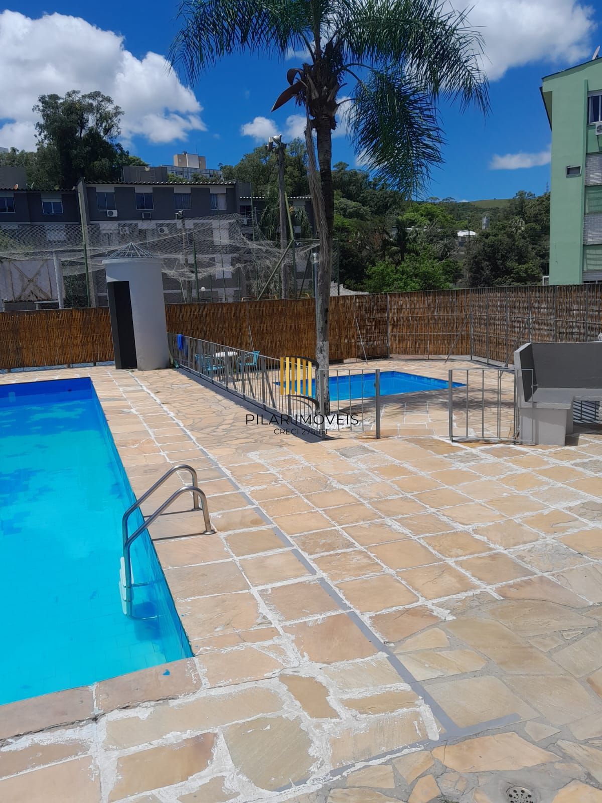 Apartamento com 02 dormitórios com vaga de garagem por convenção