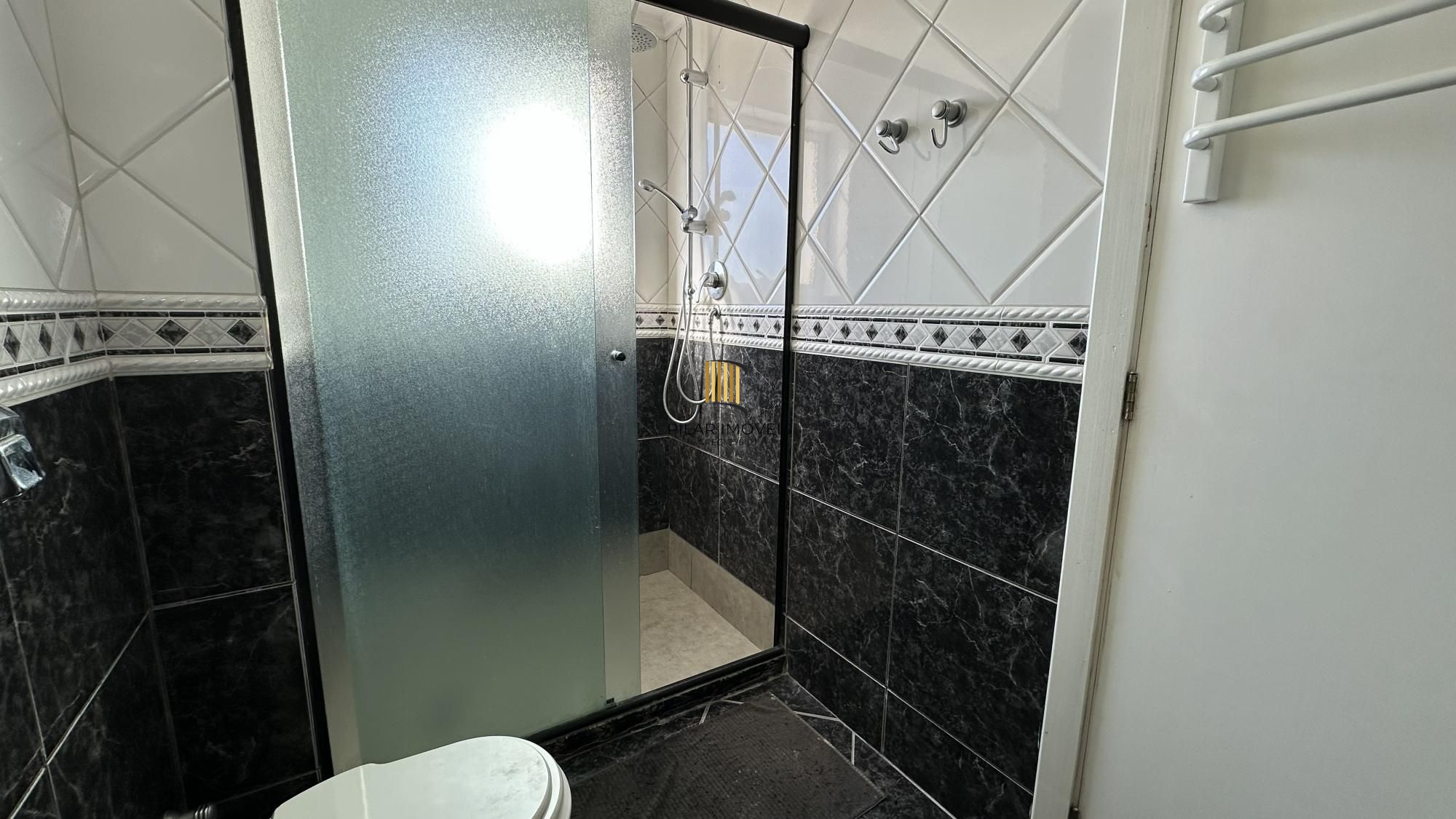 Apartamento com 02 dormitórios e vaga de garagem escriturada