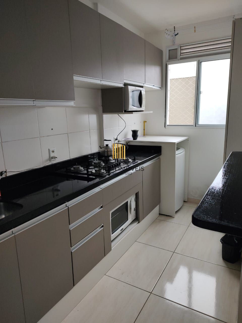 Apartamento 02 dormitórios com vaga, no bairro Humaitá.