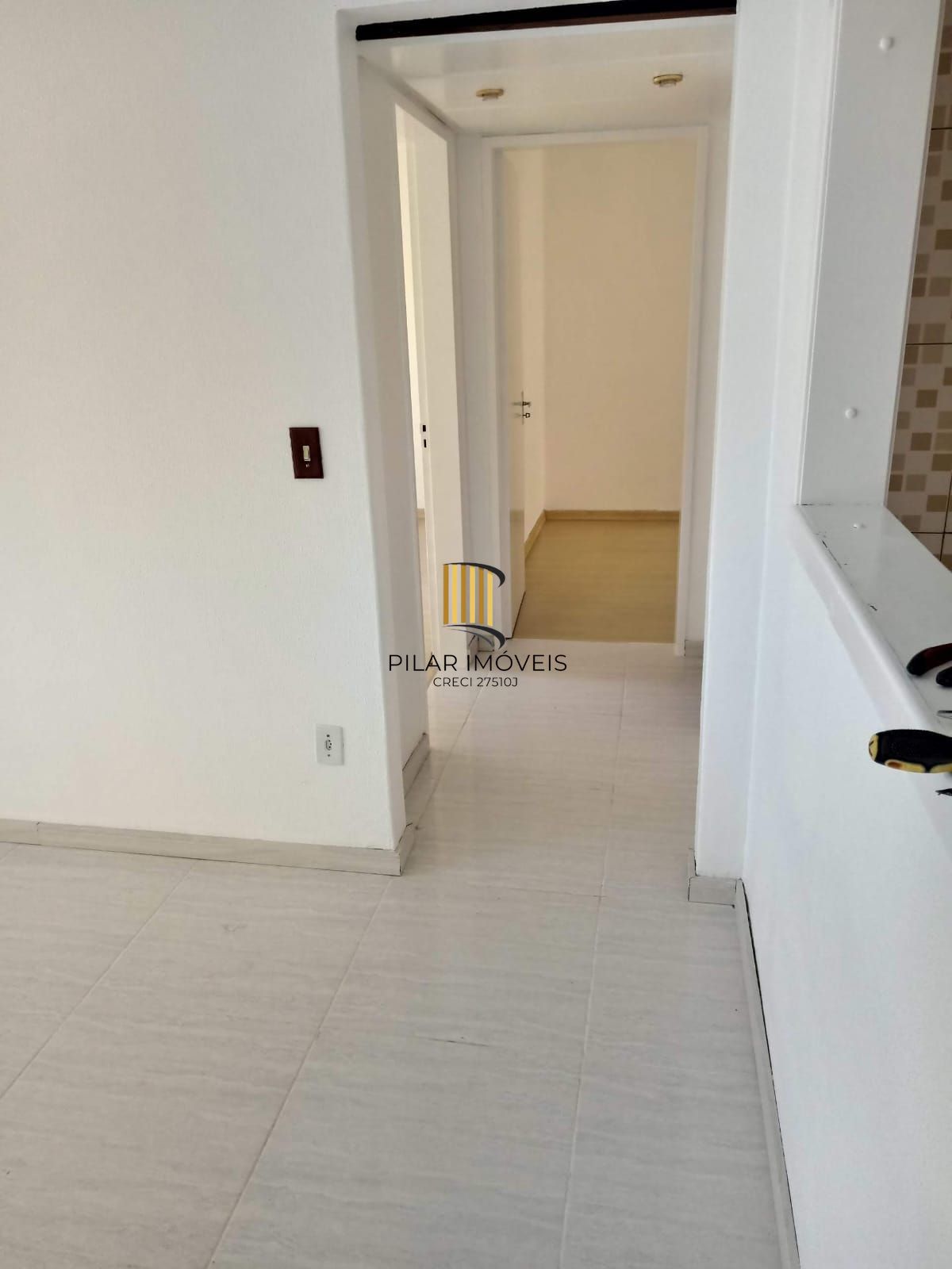 Apartamento com 02 dormitórios com vaga de garagem por convenção