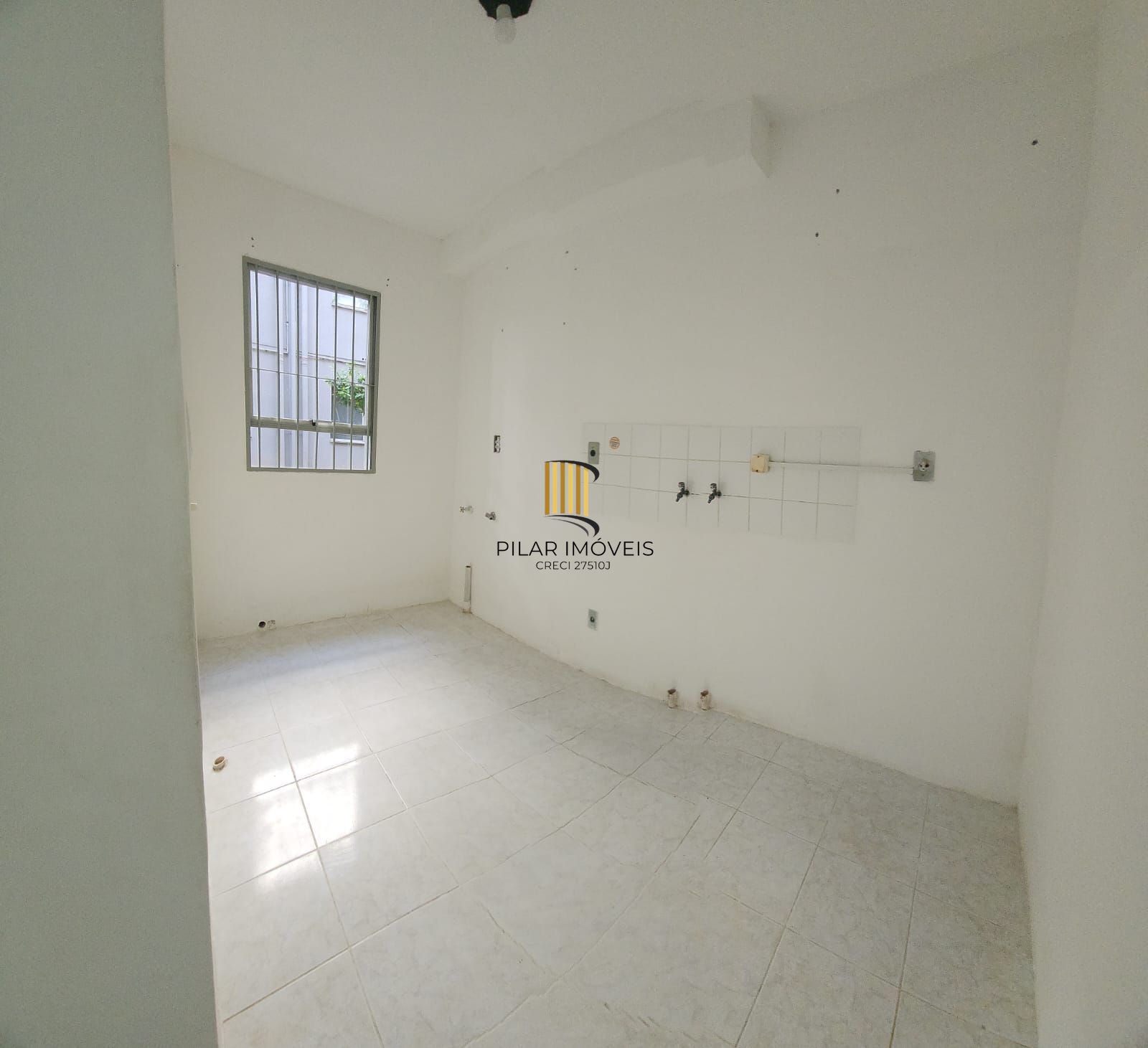 Apartamento com 02 dormitórios com 01 vaga de estacionamento rotativo