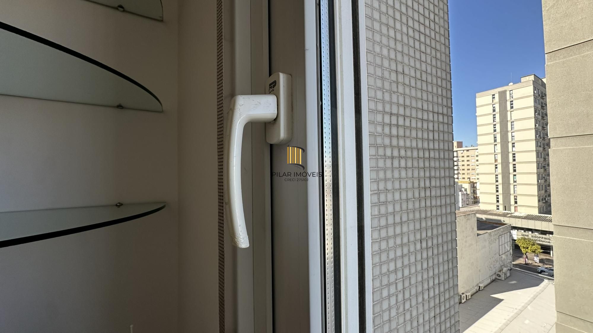 Apartamento com 02 dormitórios e vaga de garagem escriturada