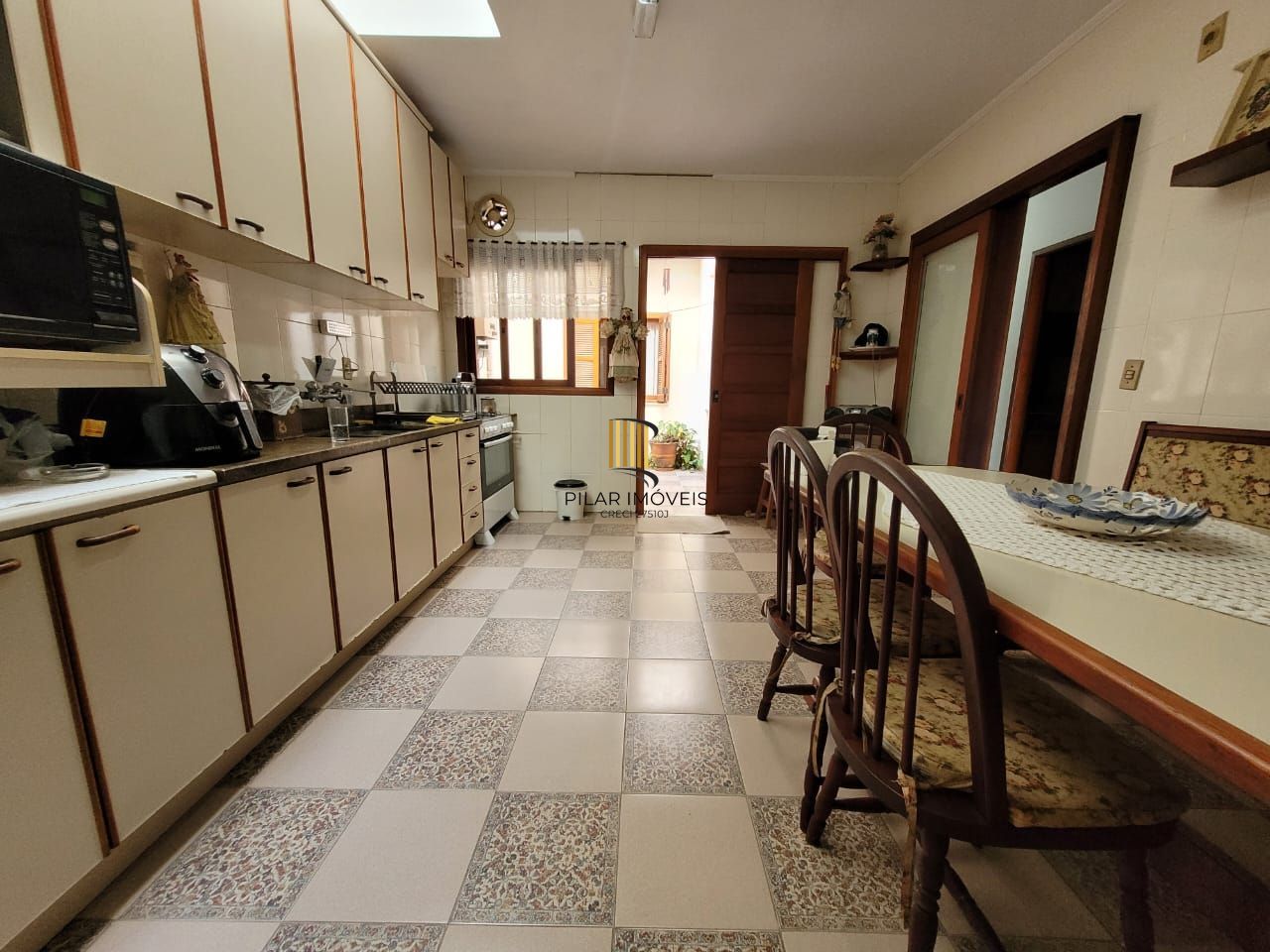 Casa térrea com 04 quartos e com 04 vagas de garagem