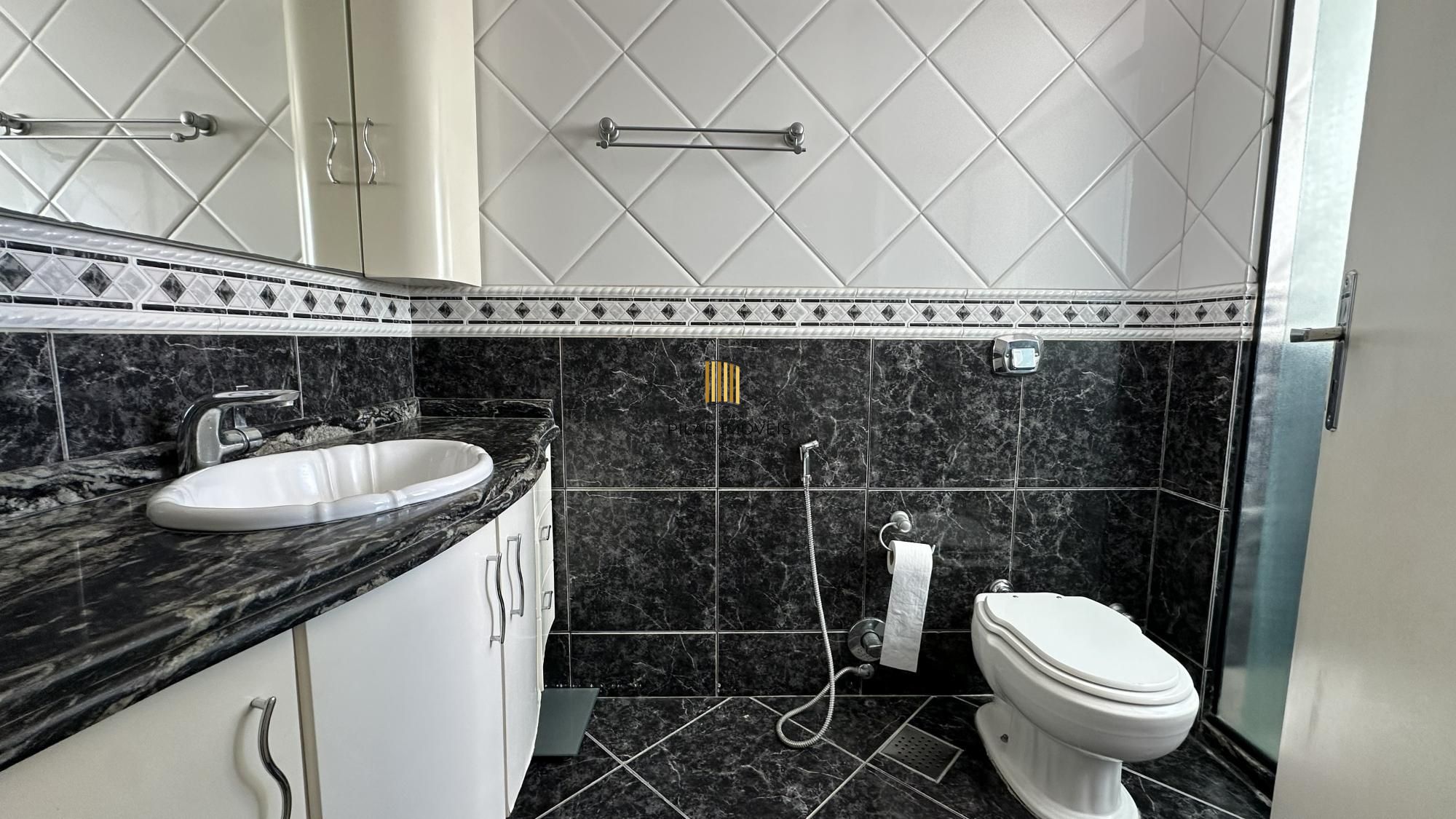 Apartamento com 02 dormitórios e vaga de garagem escriturada