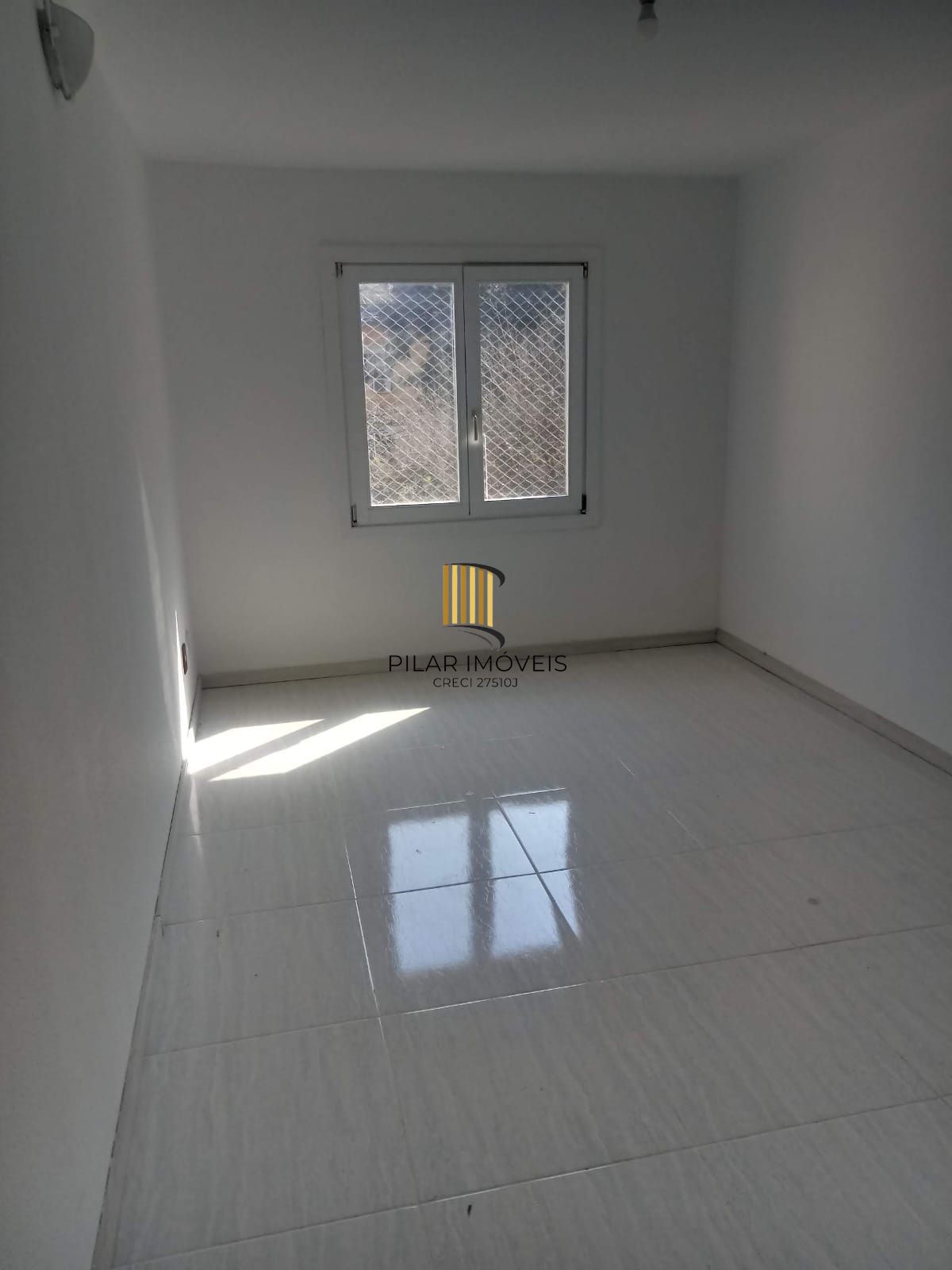 Apartamento com 02 dormitórios com vaga de garagem por convenção