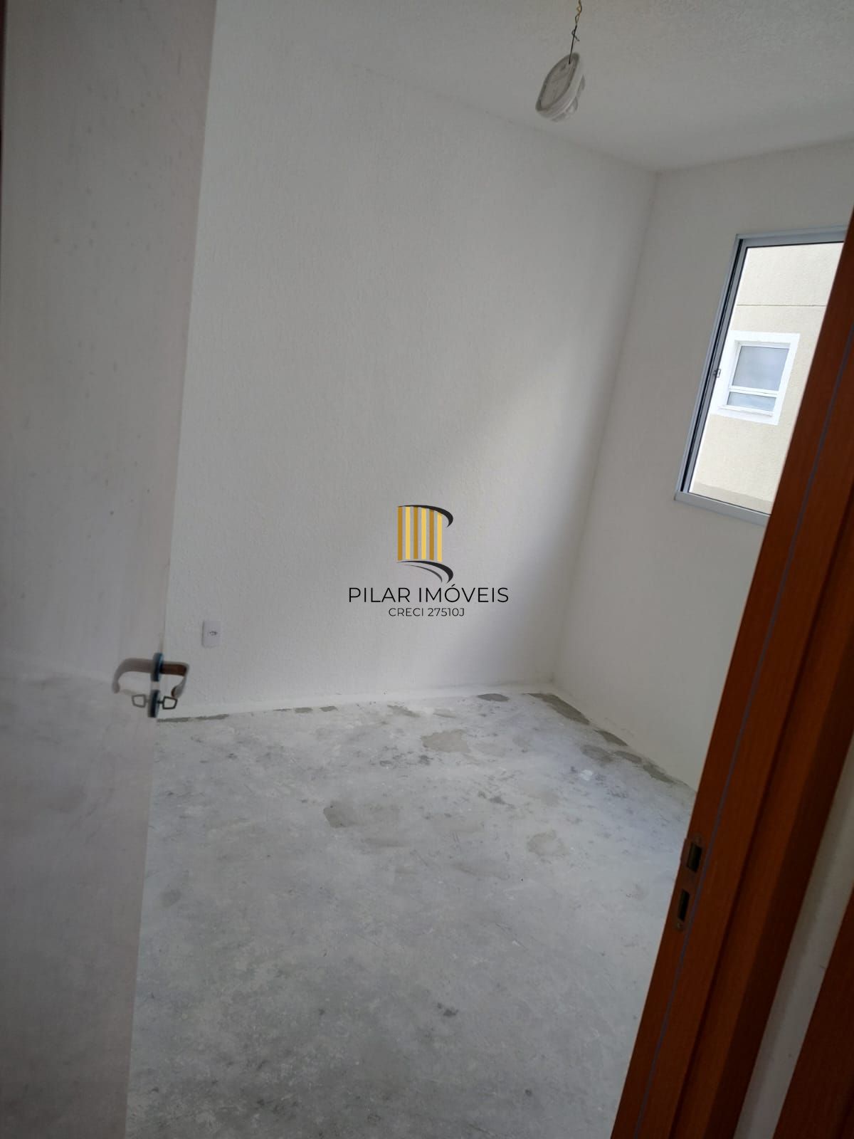 Apartamento 02 dormitórios com estacionamento rotativo no Bairro Restinga