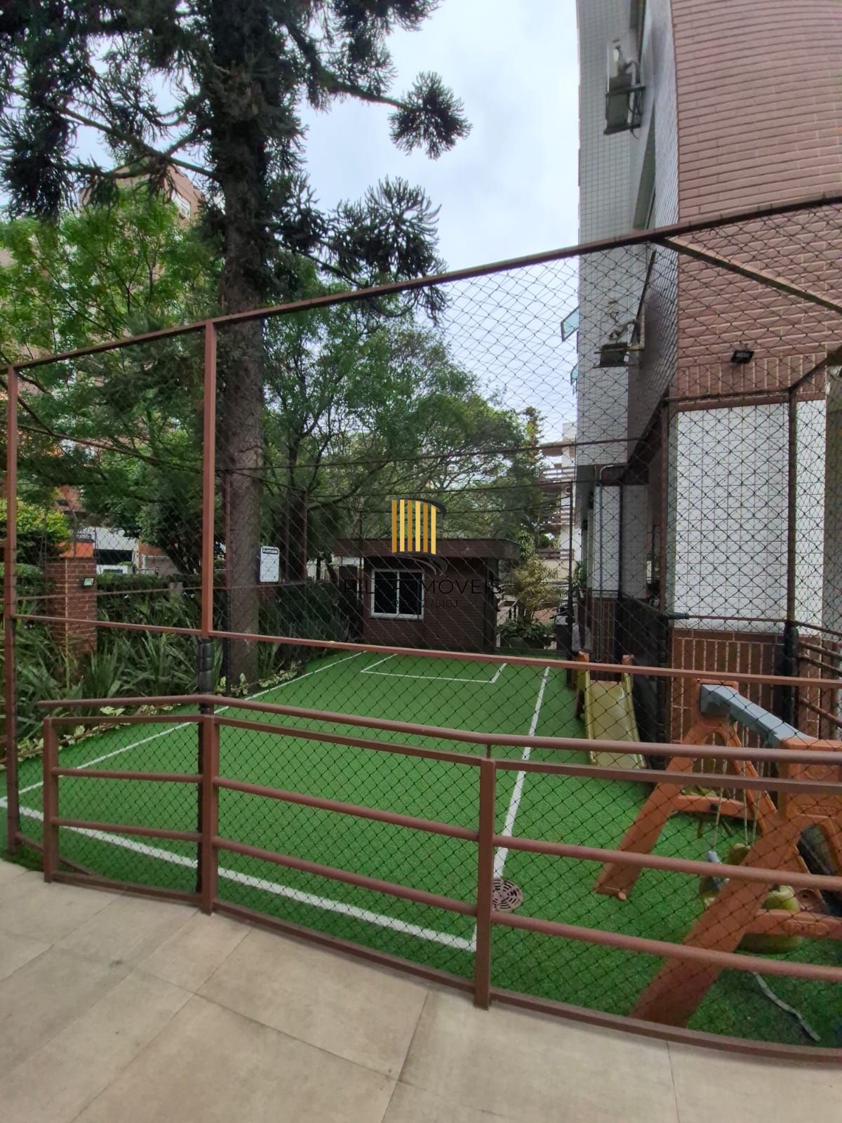 Apartamento mobiliado com 03 dormiórios, transformado em 02 e 02 vagas de garagem