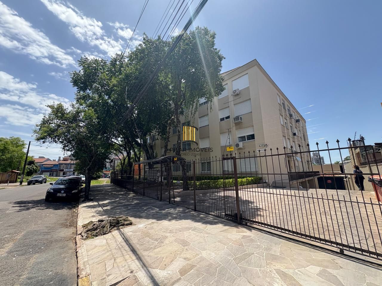 Apartamento com 03 dormitórios com 01 vaga de garagem escriturada