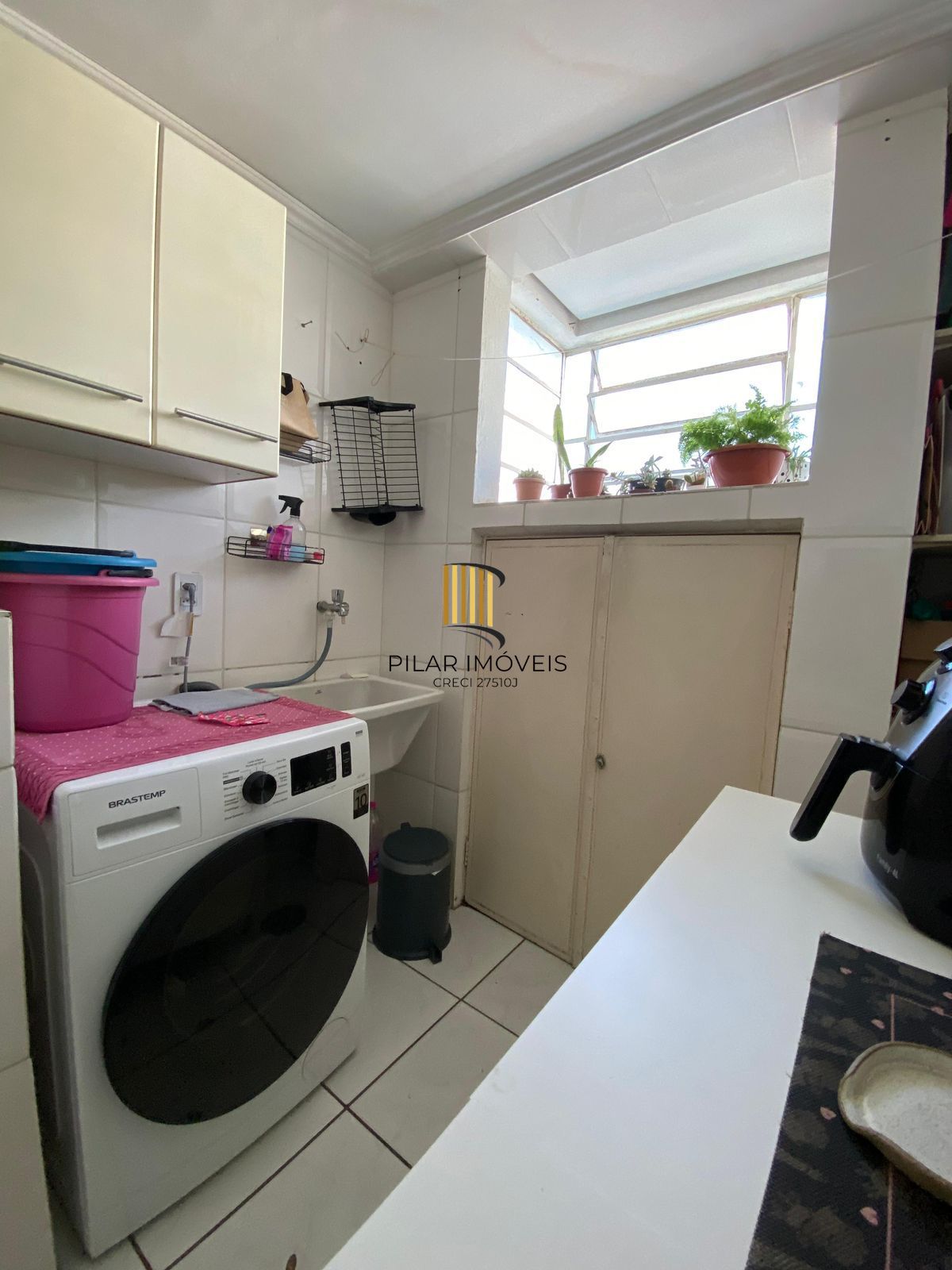 Apartamento 02 dormitórios com vaga de garagem escriturada