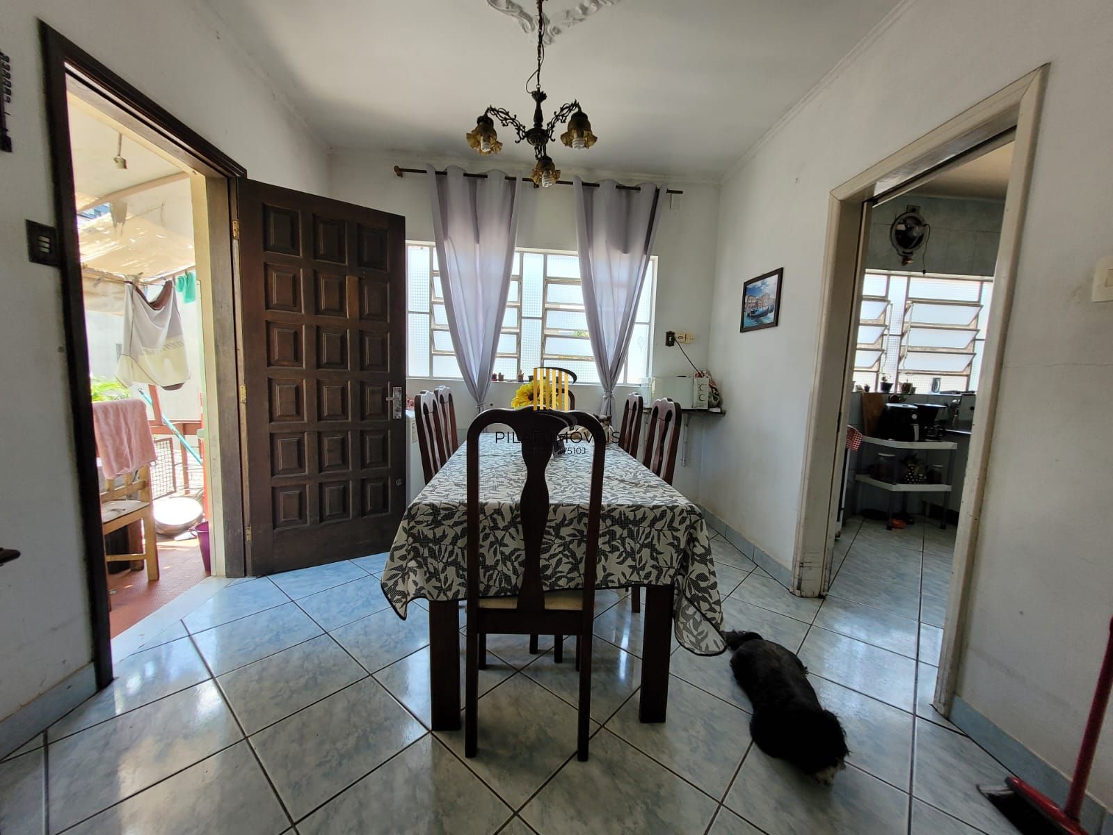 Casa térrea com garagem no subsolo e anexo