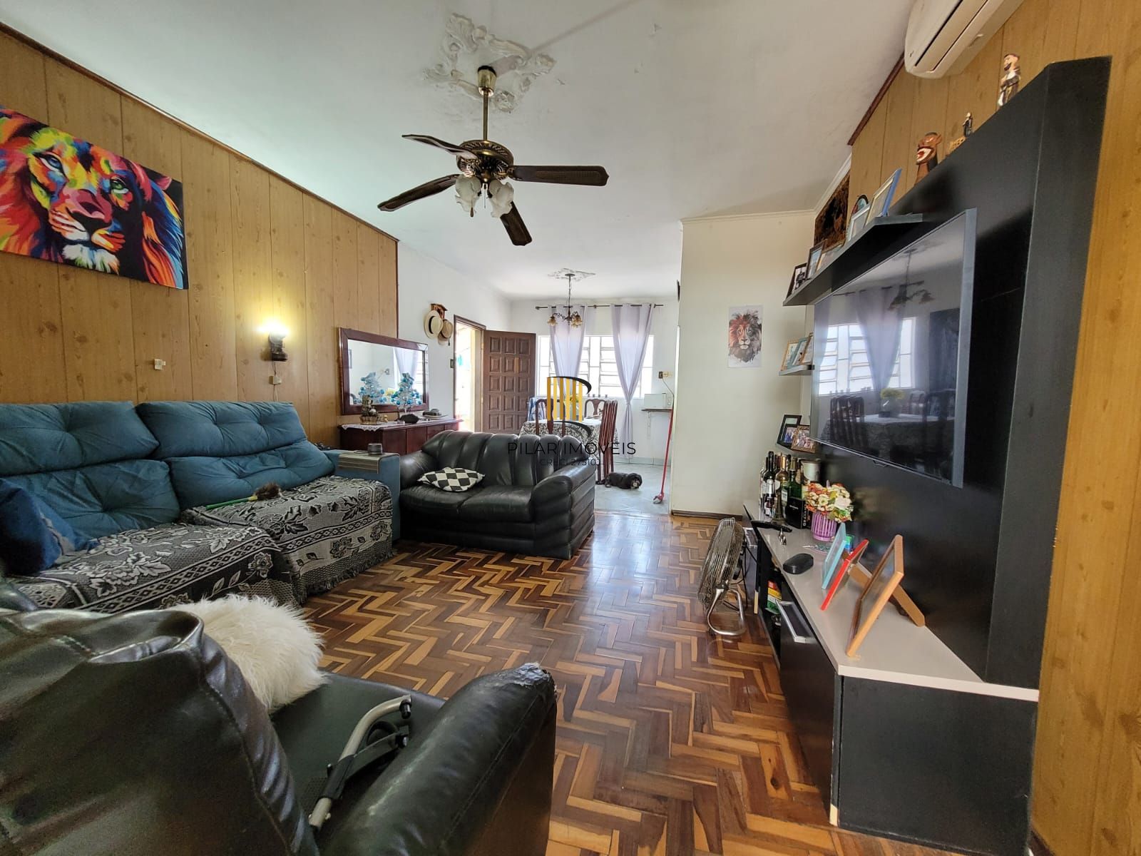 Casa térrea com garagem no subsolo e anexo