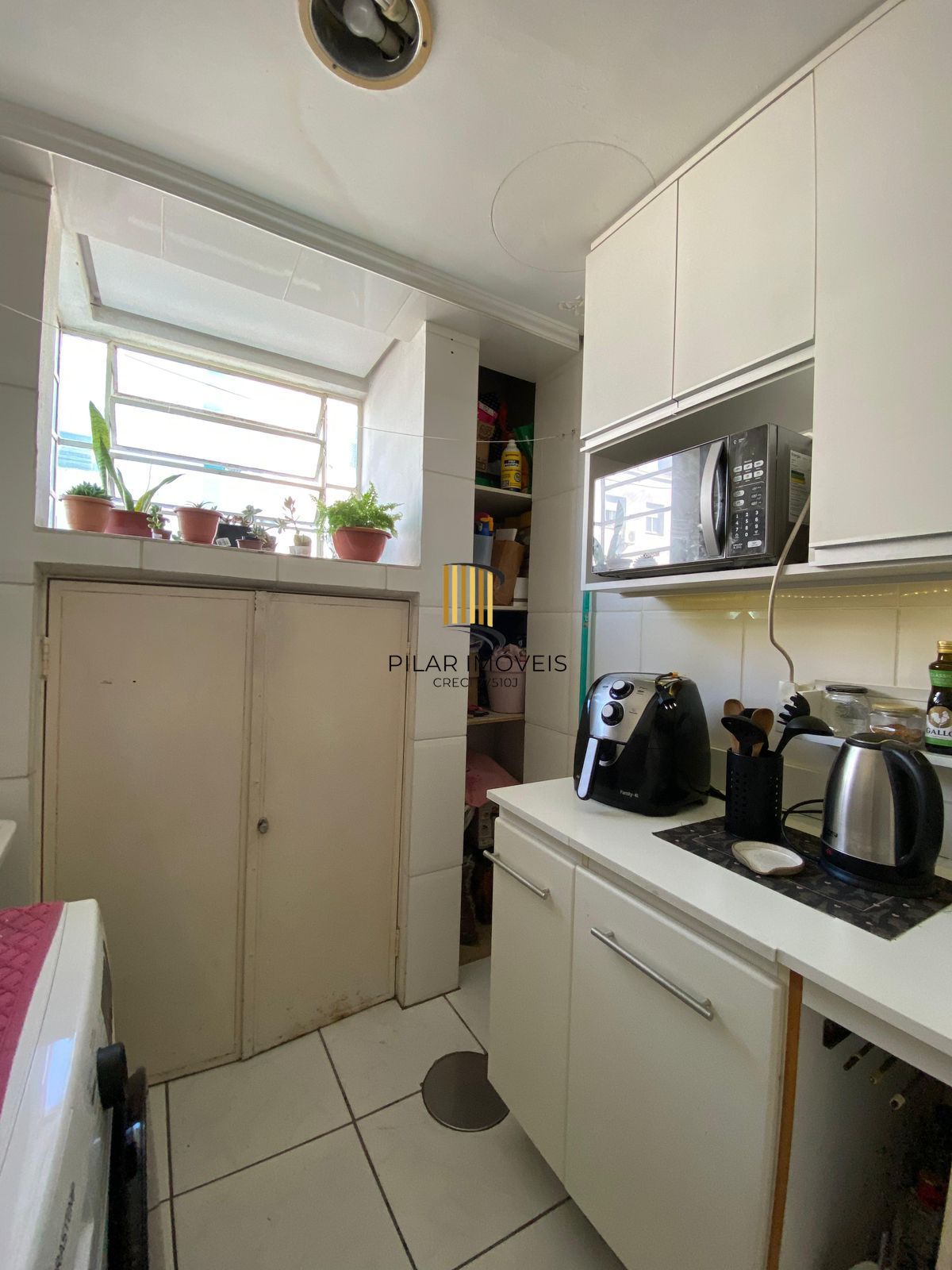 Apartamento 02 dormitórios com vaga de garagem escriturada