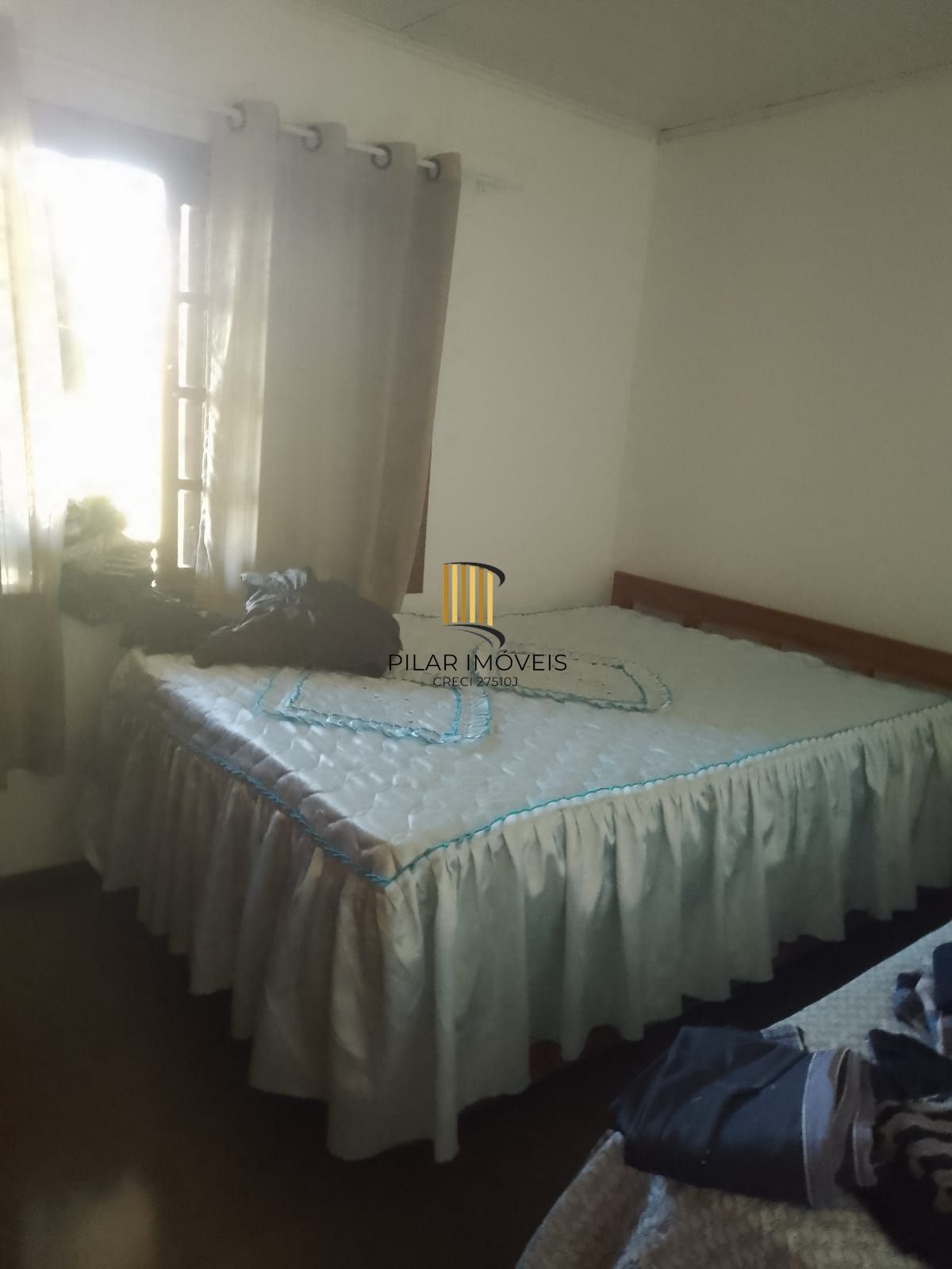 Casa com 04 dormitórios e duas vagas de garagem lado a lado em Balneário Pinhal.