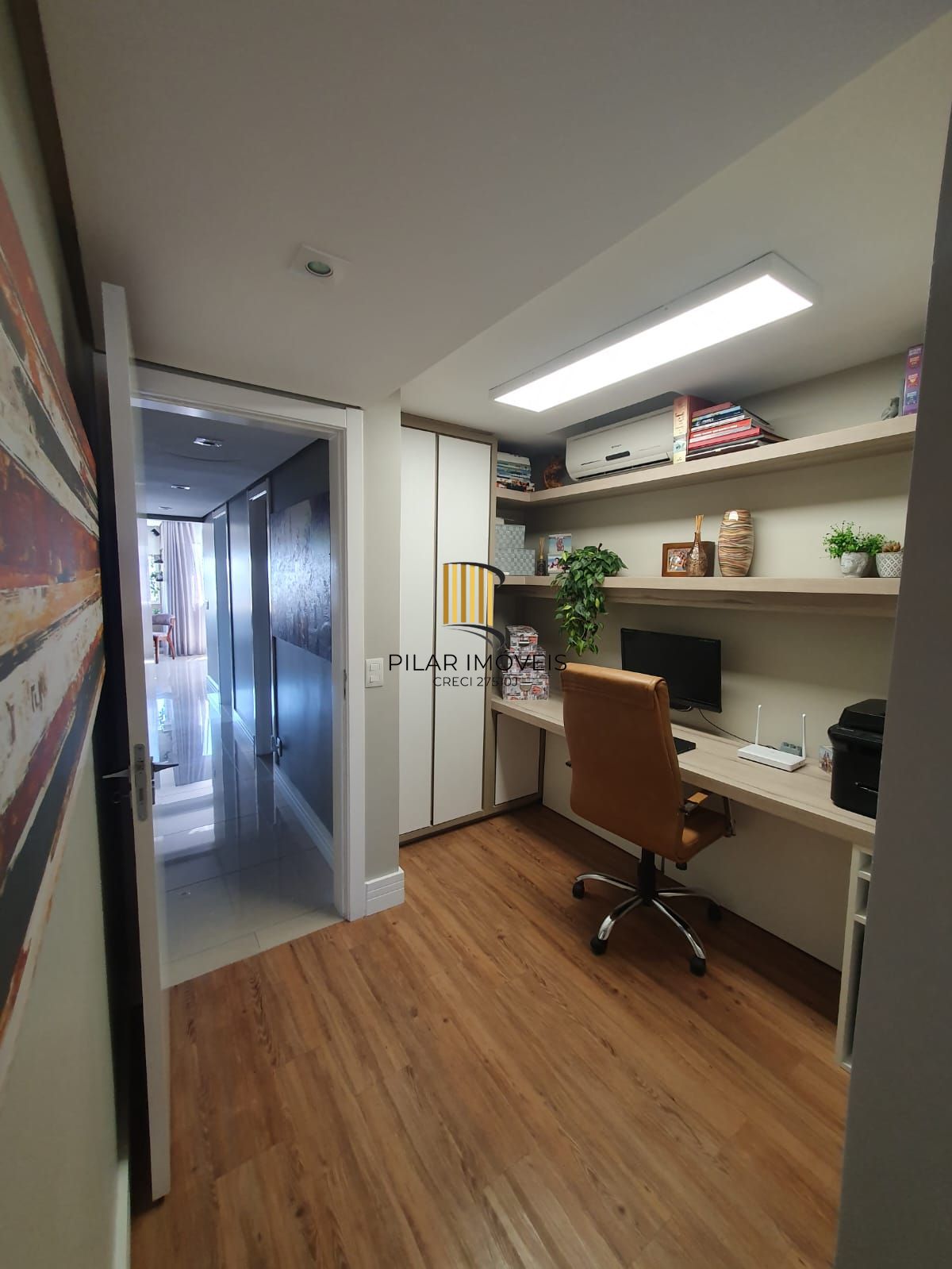 Apartamento mobiliado com 03 dormiórios, transformado em 02 e 02 vagas de garagem