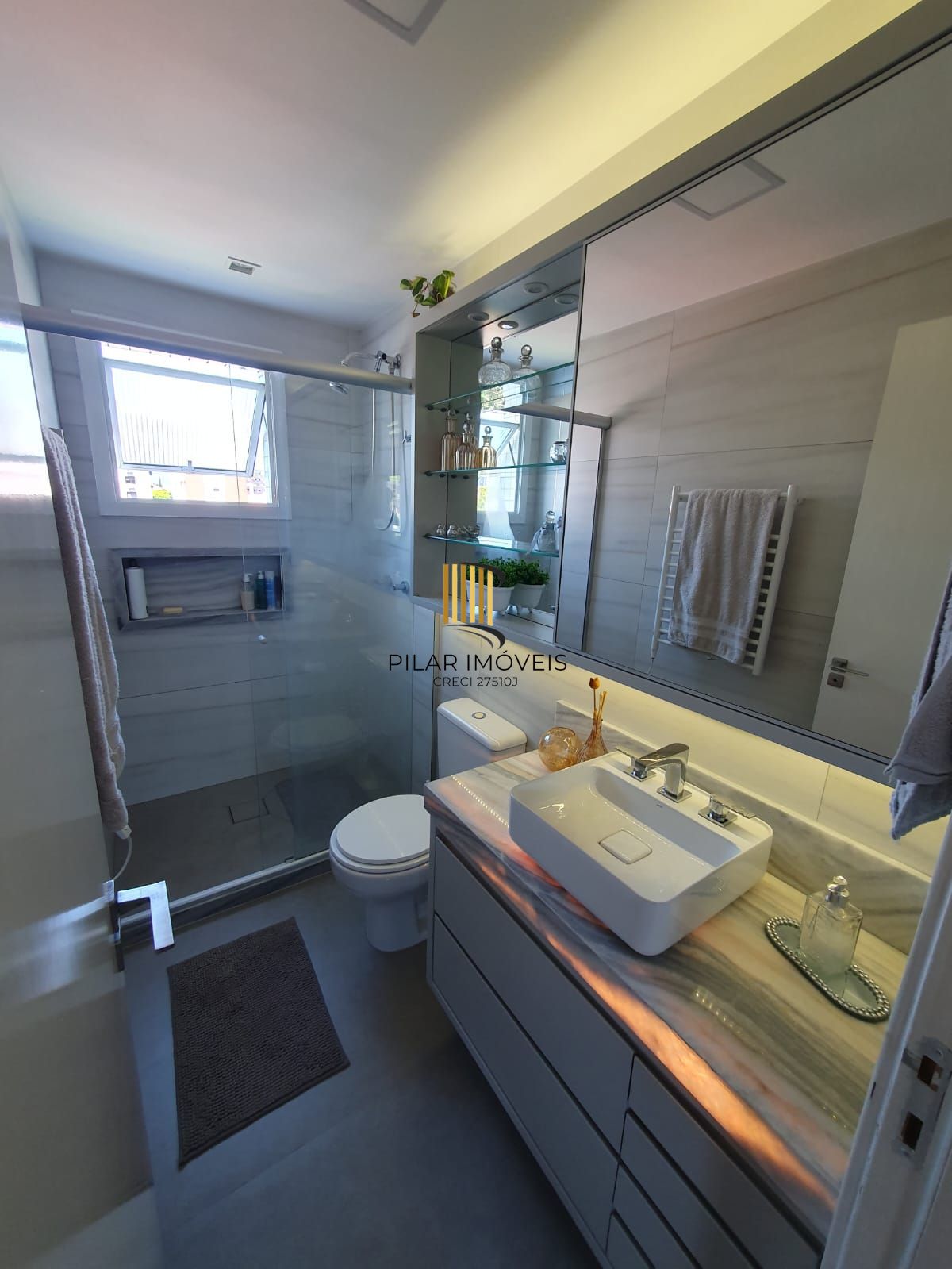 Apartamento mobiliado com 03 dormiórios, transformado em 02 e 02 vagas de garagem