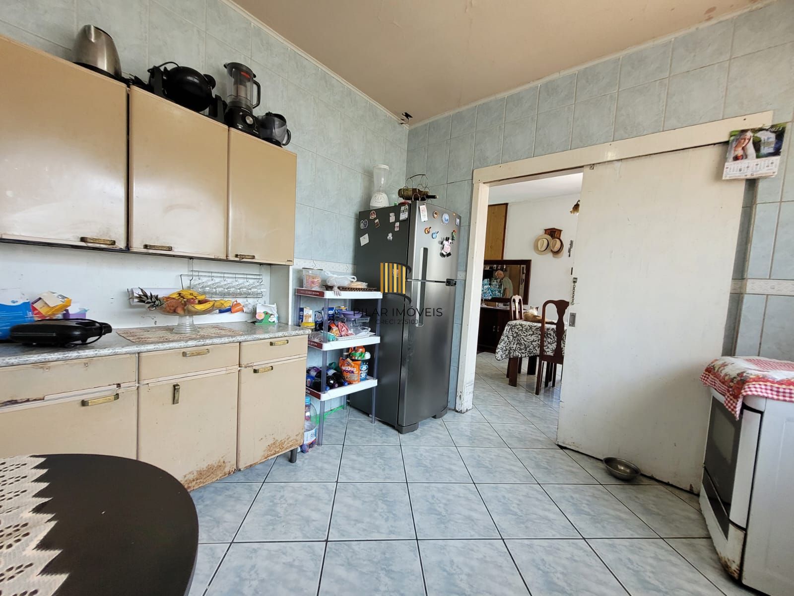 Casa térrea com garagem no subsolo e anexo