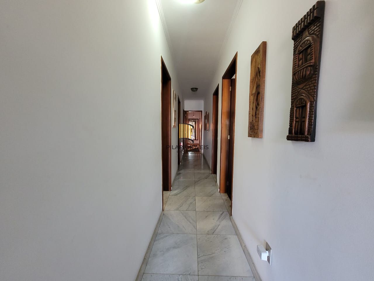 Casa térrea com 04 quartos e com 04 vagas de garagem