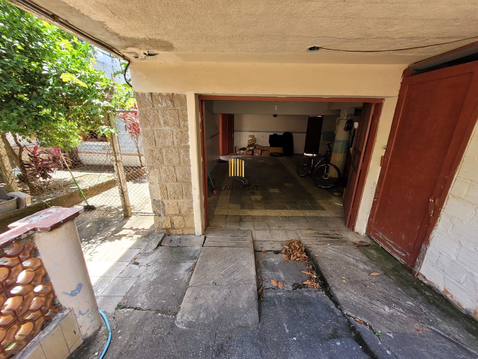 Casa térrea com garagem no subsolo e anexo