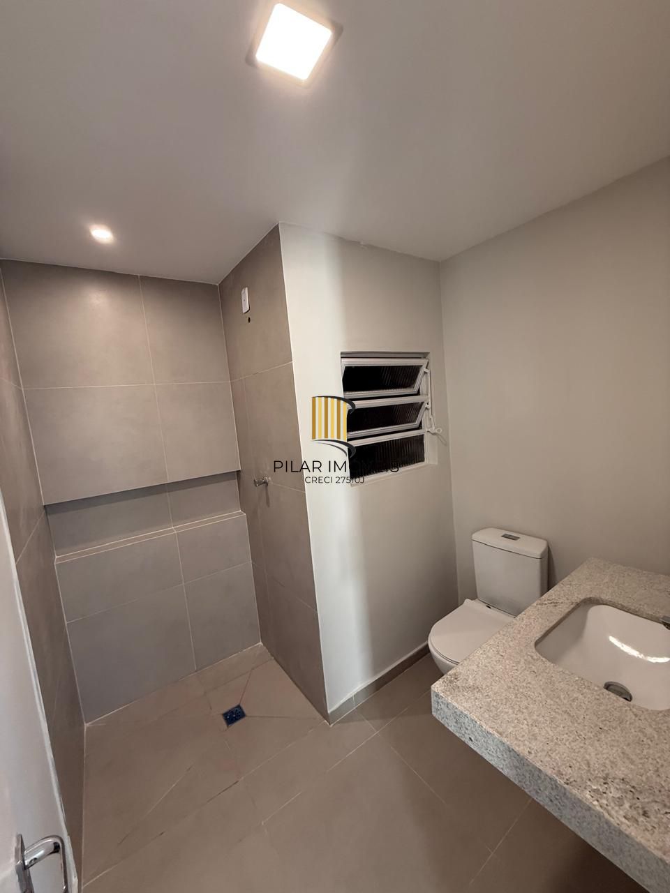 Apartamento com dois dormitórios reformado