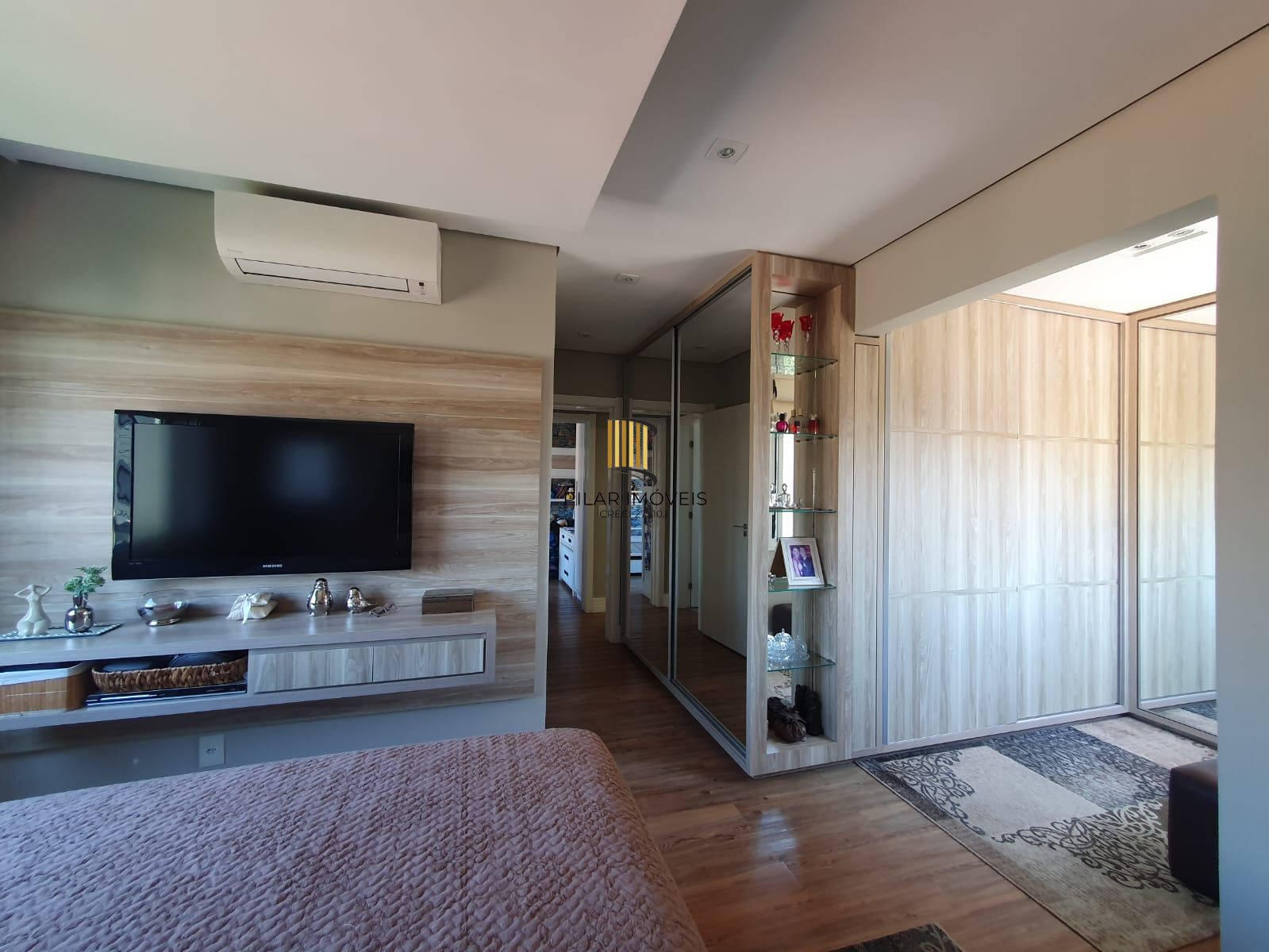 Apartamento mobiliado com 03 dormiórios, transformado em 02 e 02 vagas de garagem