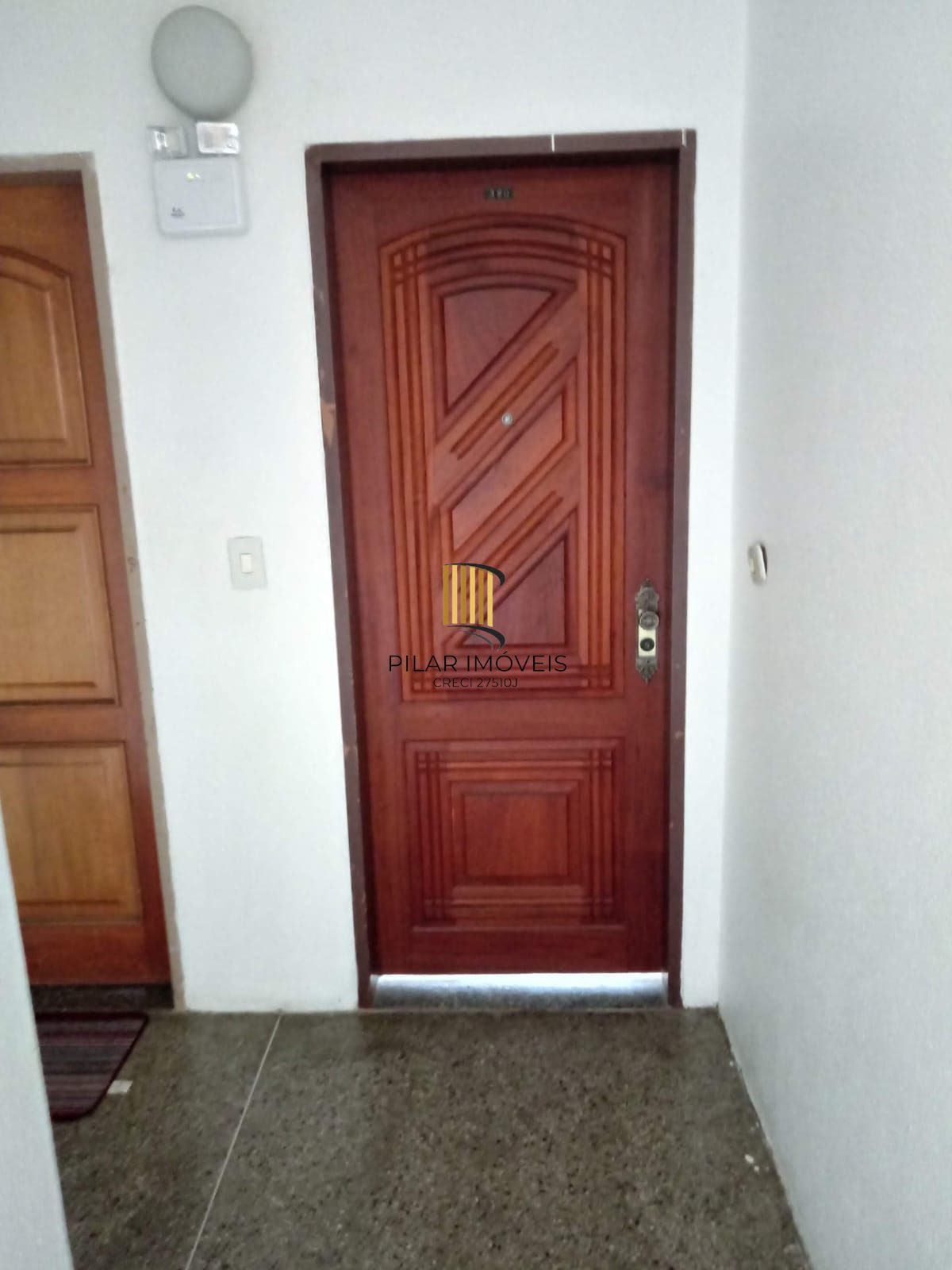 Apartamento com 02 dormitórios com vaga de garagem por convenção