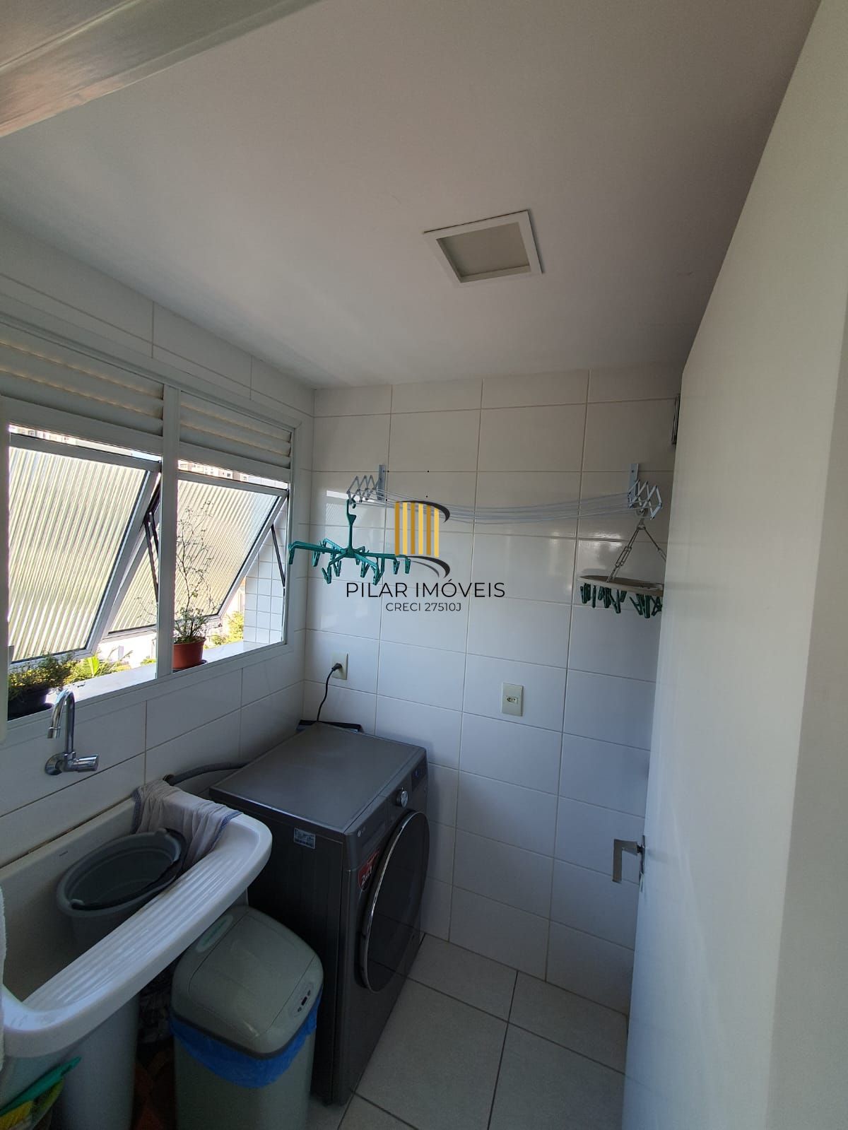 Apartamento mobiliado com 03 dormiórios, transformado em 02 e 02 vagas de garagem