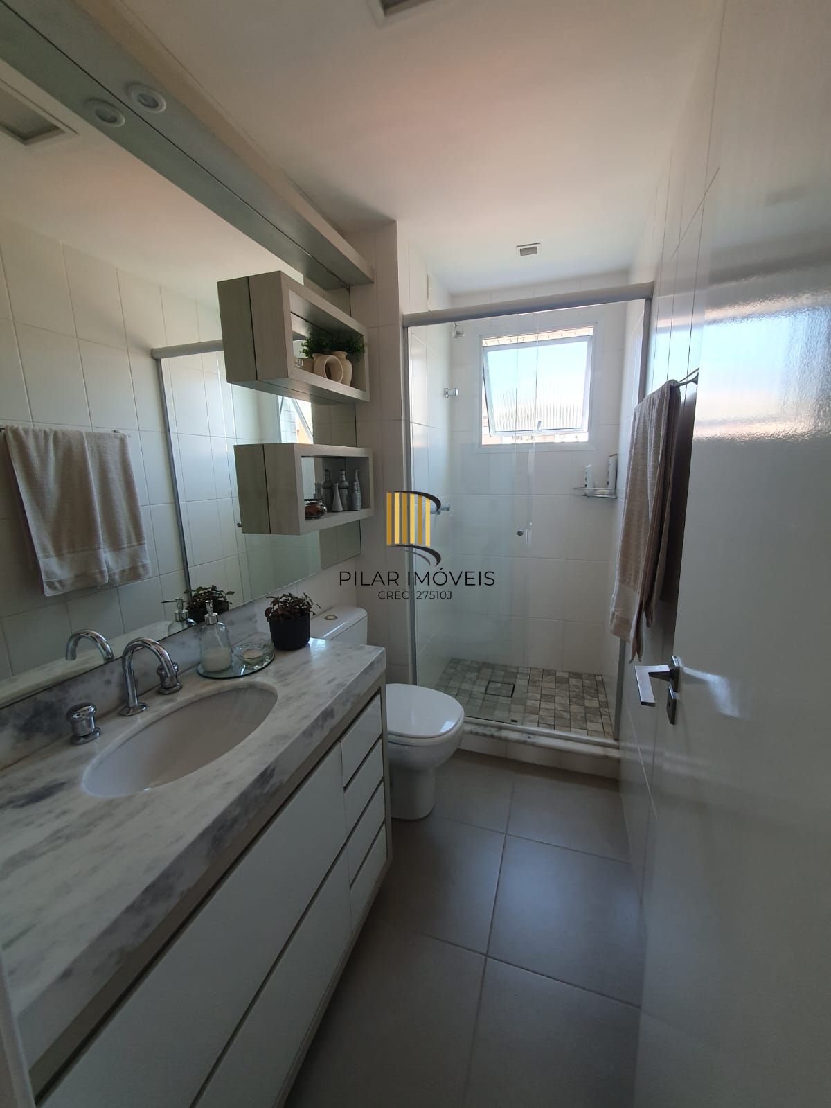 Apartamento mobiliado com 03 dormiórios, transformado em 02 e 02 vagas de garagem