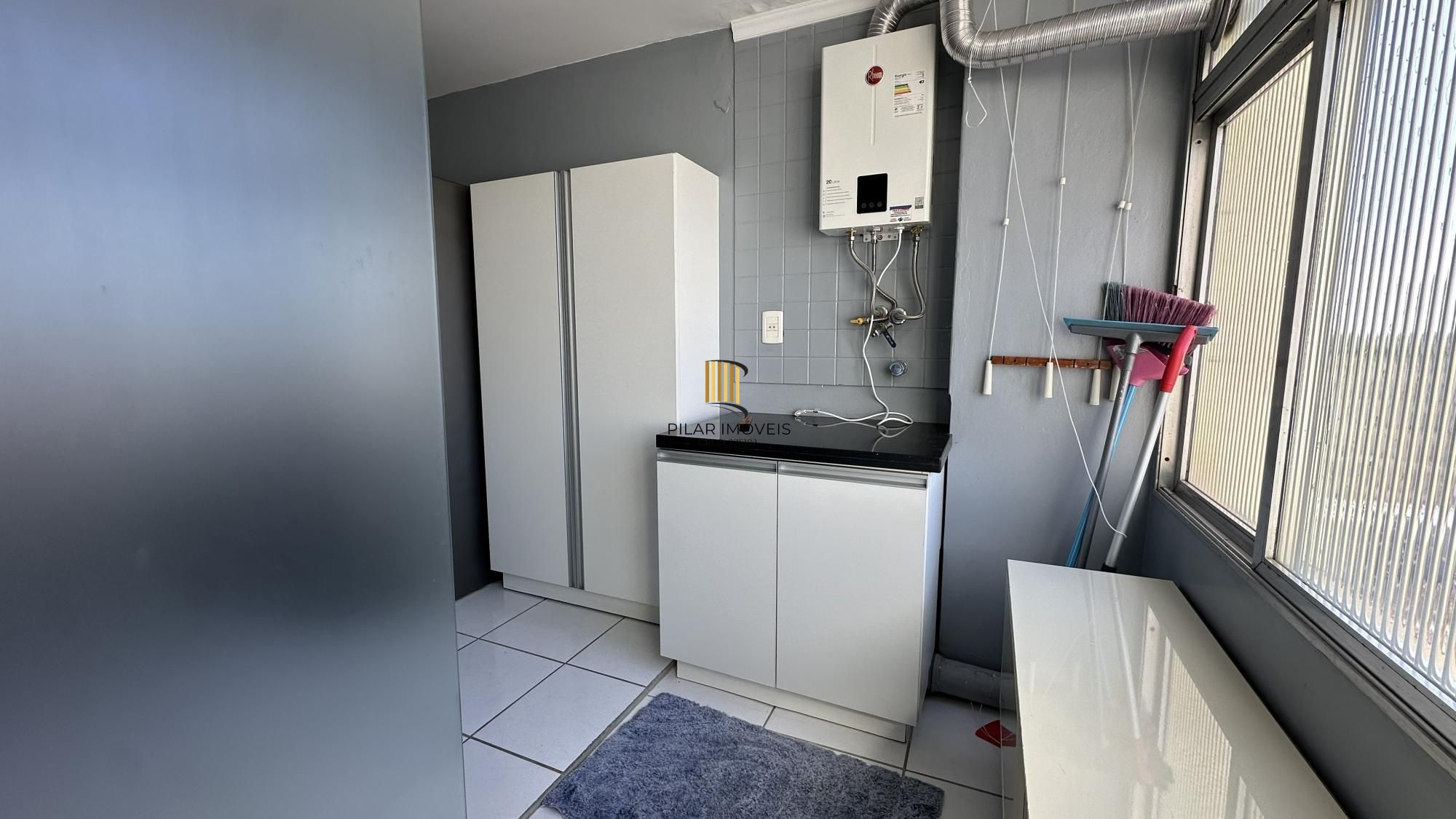 Apartamento com 02 dormitórios e vaga de garagem escriturada