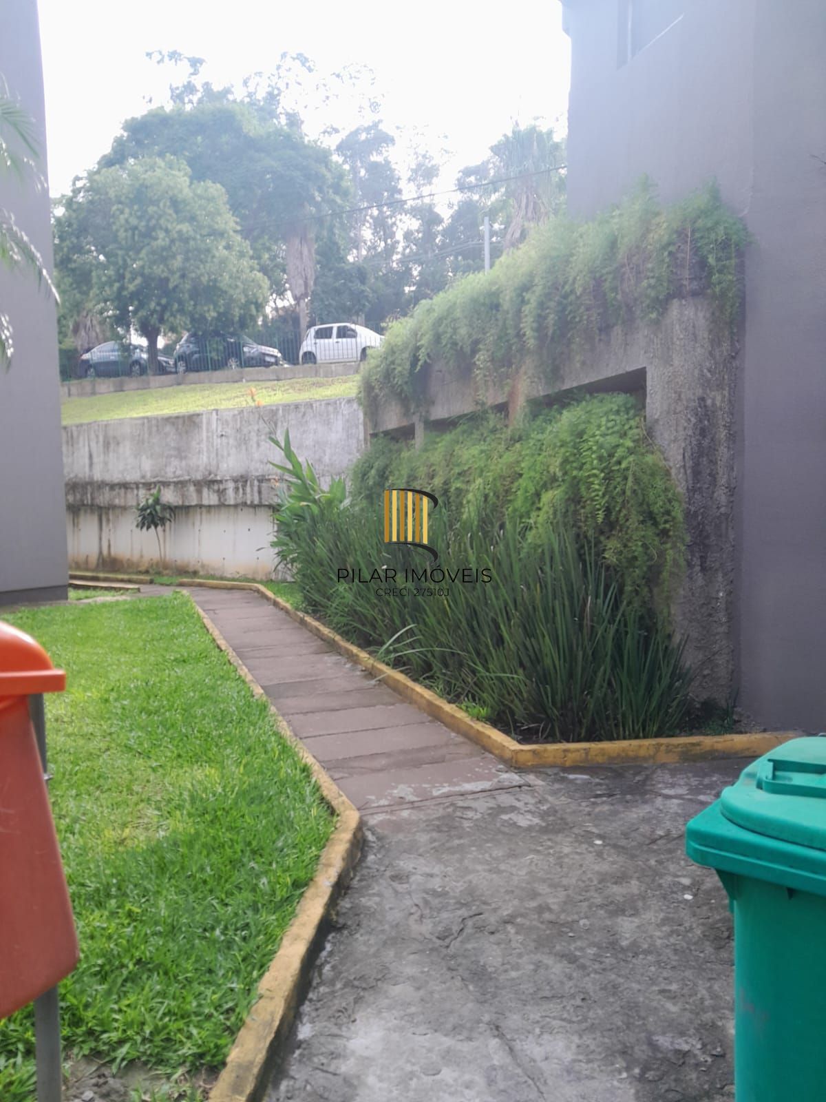 Apartamento com 02 dormitórios com vaga de garagem por convenção