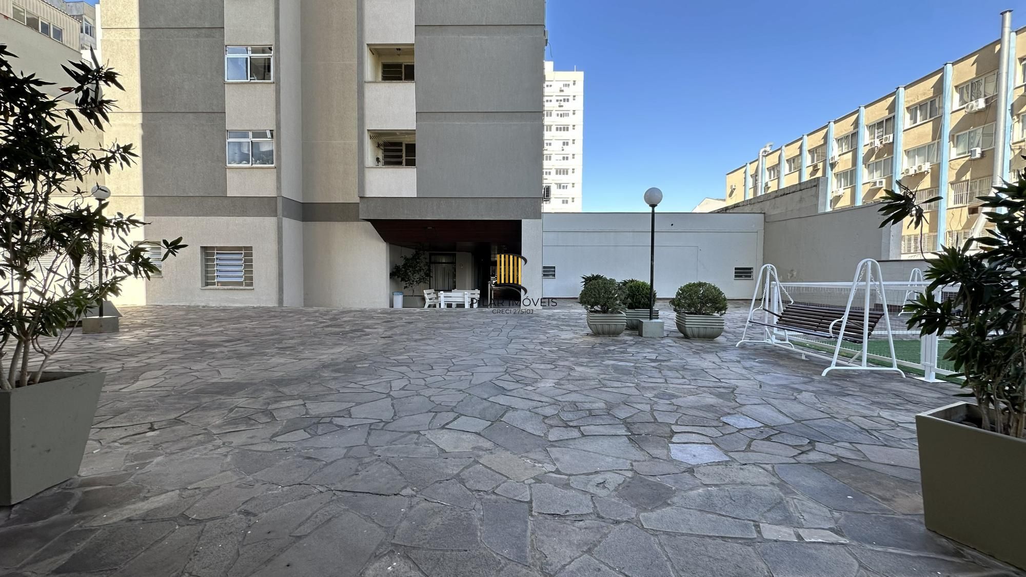 Apartamento com 02 dormitórios e vaga de garagem escriturada