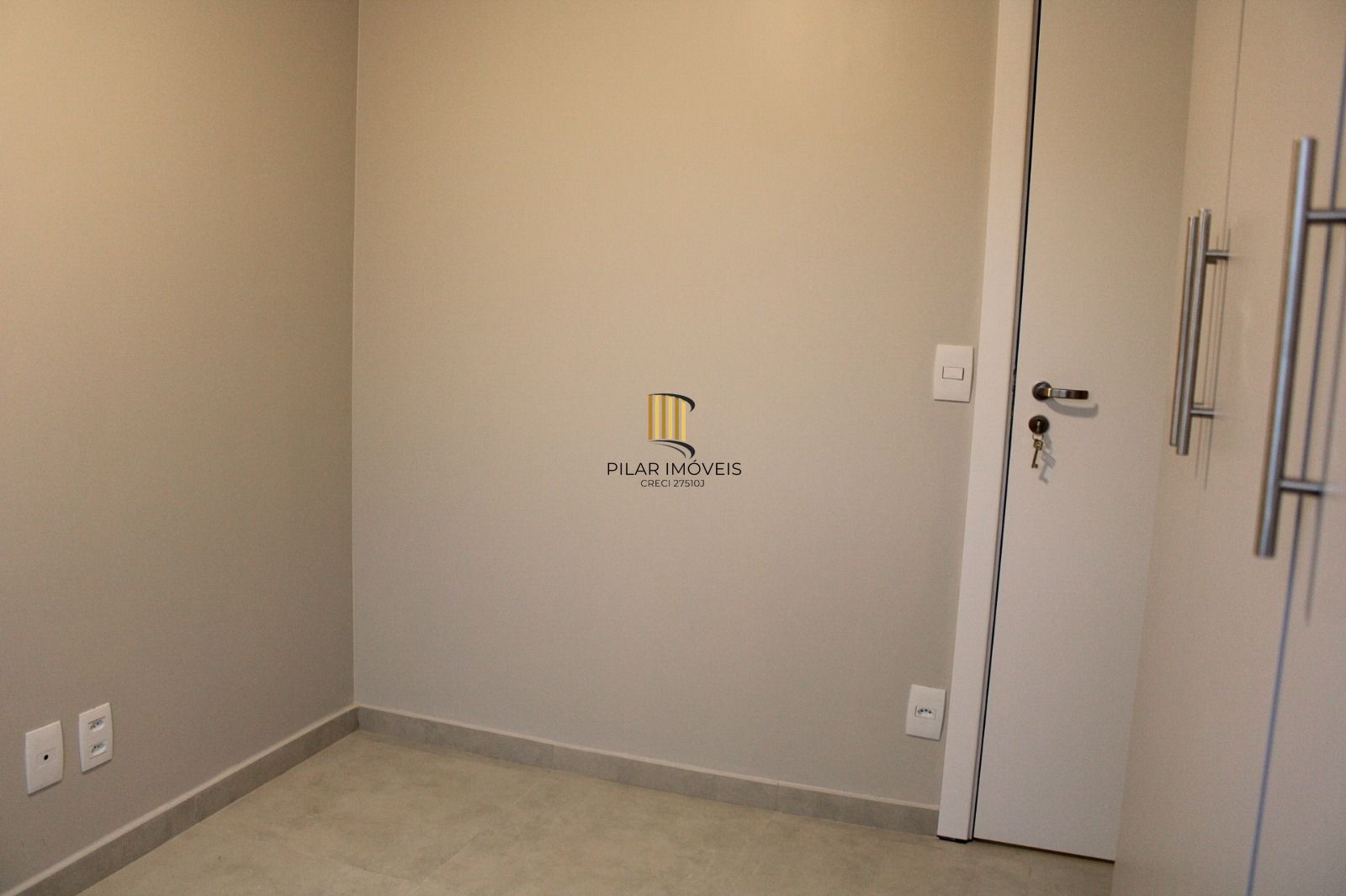 Apartamento 02 dormitórios com 01 suíte e 01 vaga de garagem escriturada