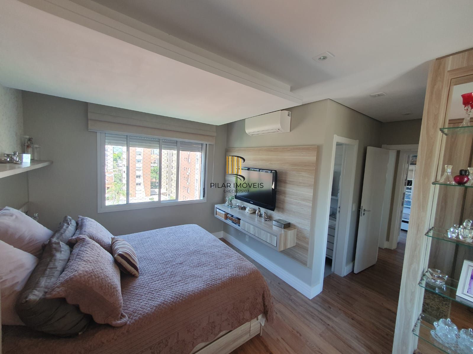 Apartamento mobiliado com 03 dormiórios, transformado em 02 e 02 vagas de garagem