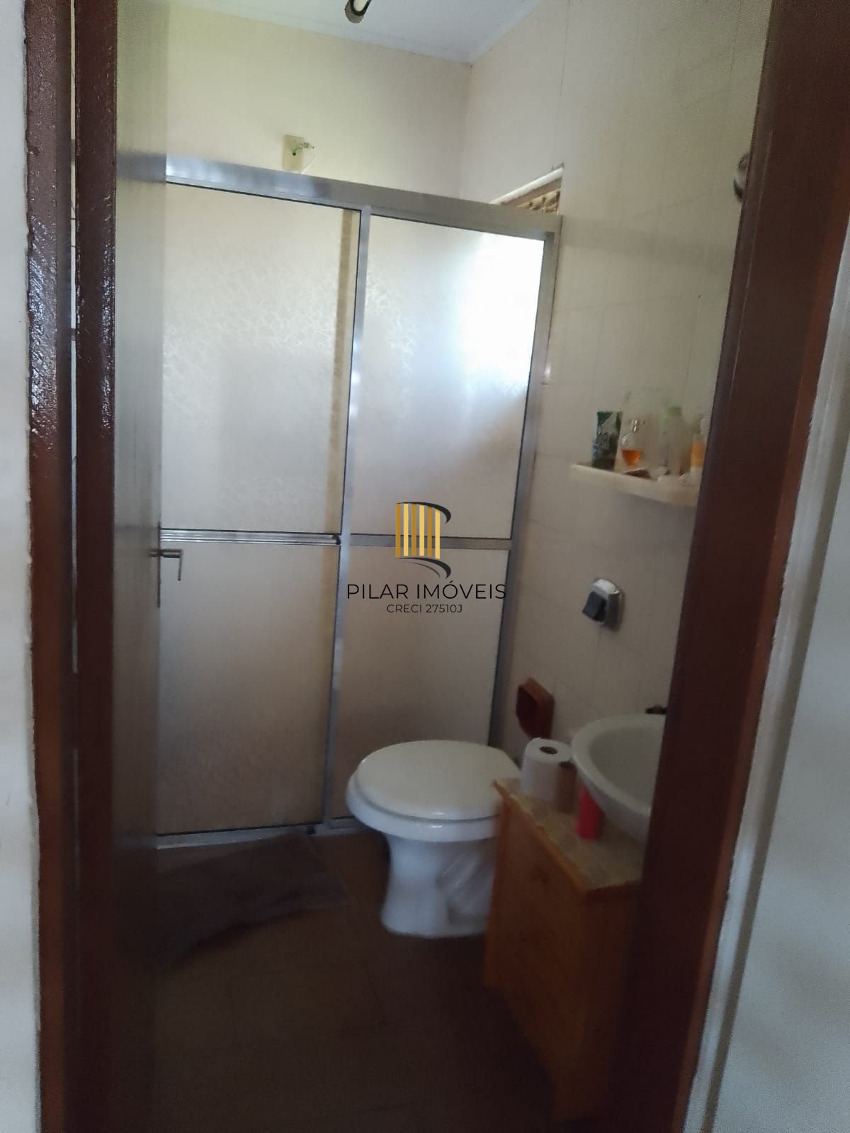 Casa com 04 dormitórios e duas vagas de garagem lado a lado em Balneário Pinhal.