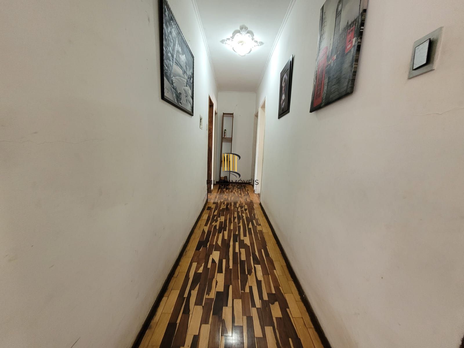 Casa térrea com garagem no subsolo e anexo