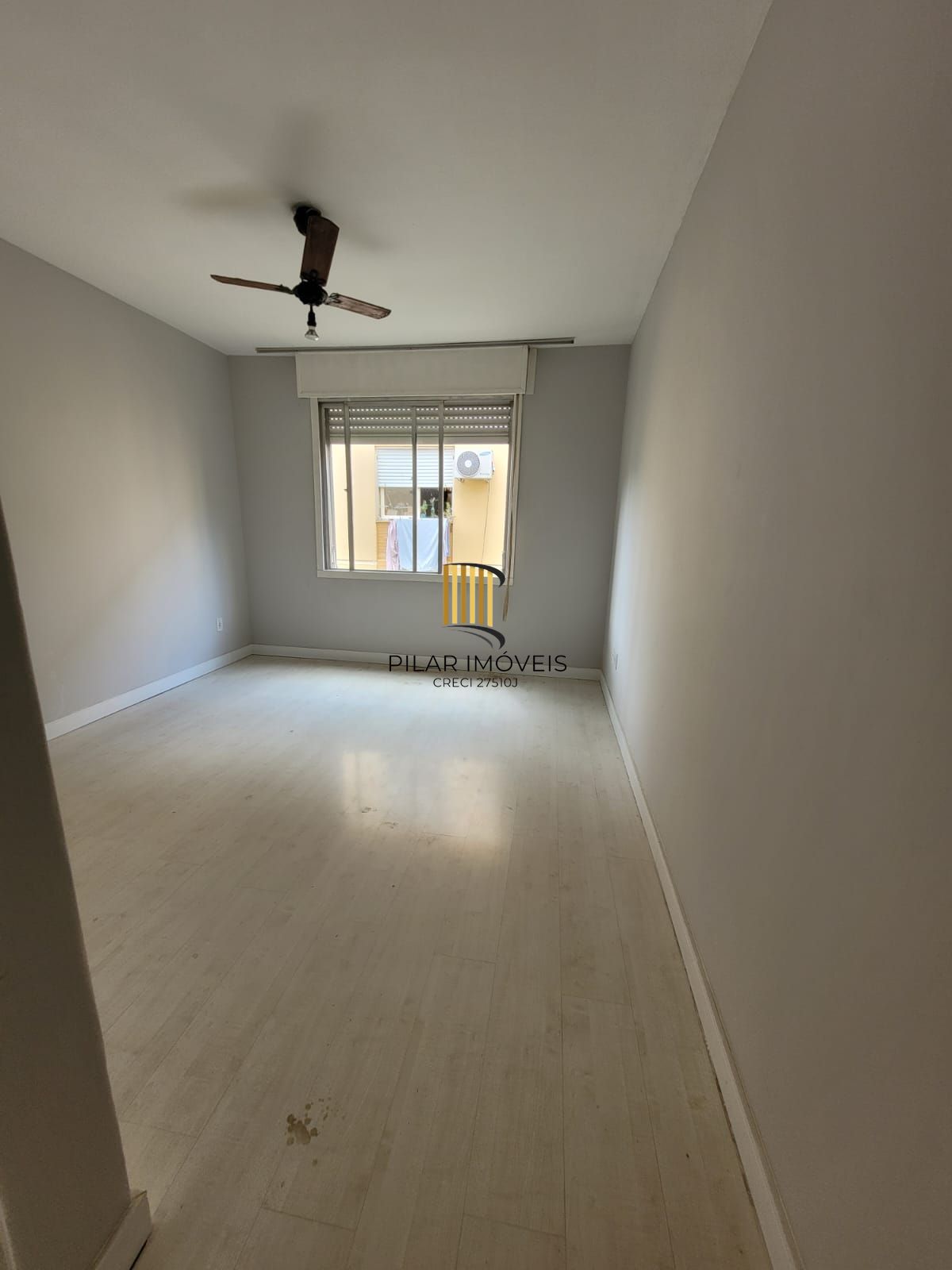 Vende apartamento de 2 dormitórios no Passo da Areia, condomínio ao lado do Conceição