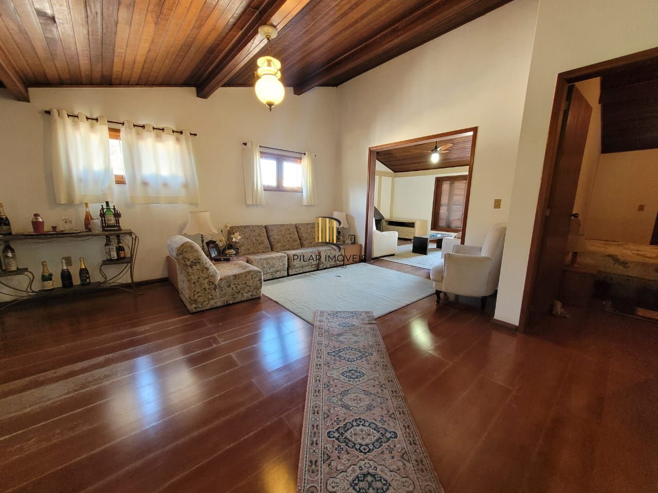 Casa térrea com 04 quartos e com 04 vagas de garagem